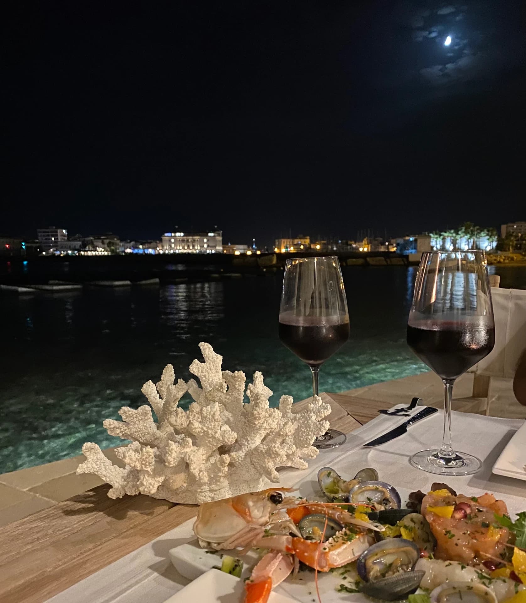 Abendlicher Aperitif am Meer