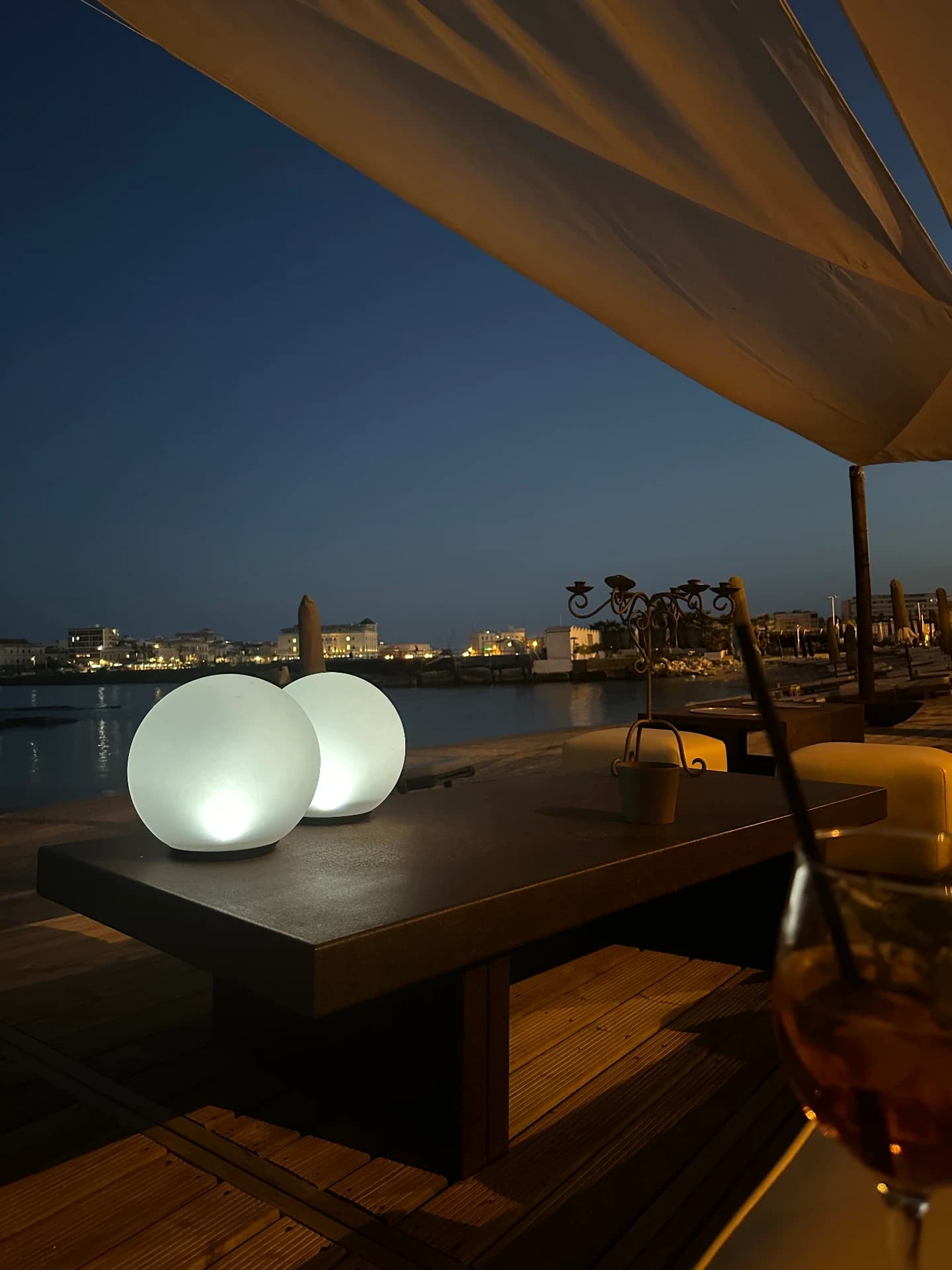 Abendliche Lounge mit Lampen am Meer