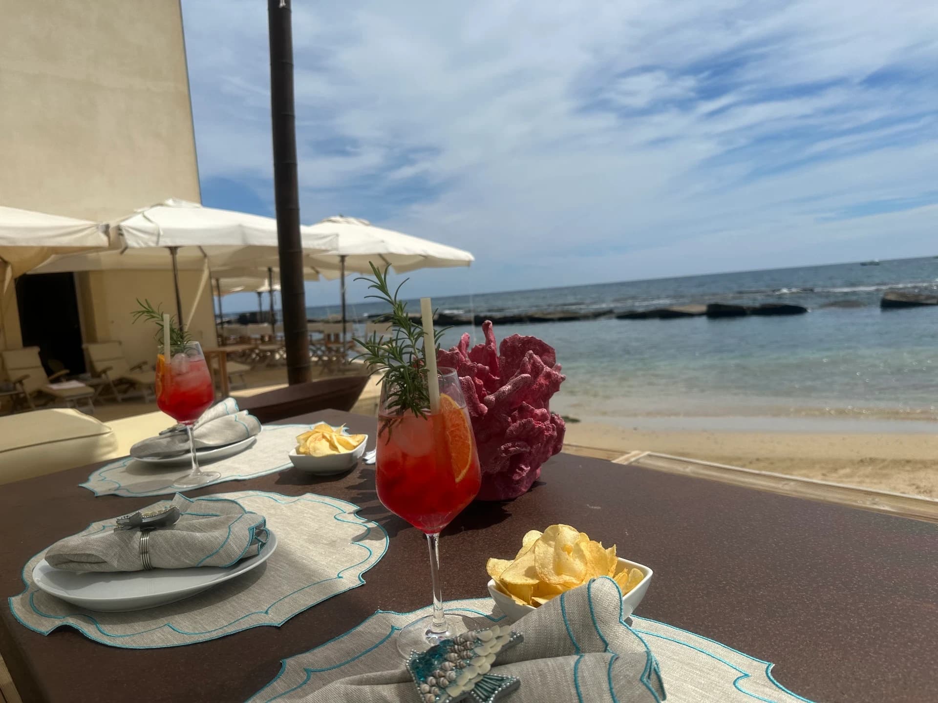 Aperitif am Strand mit Meerblick
