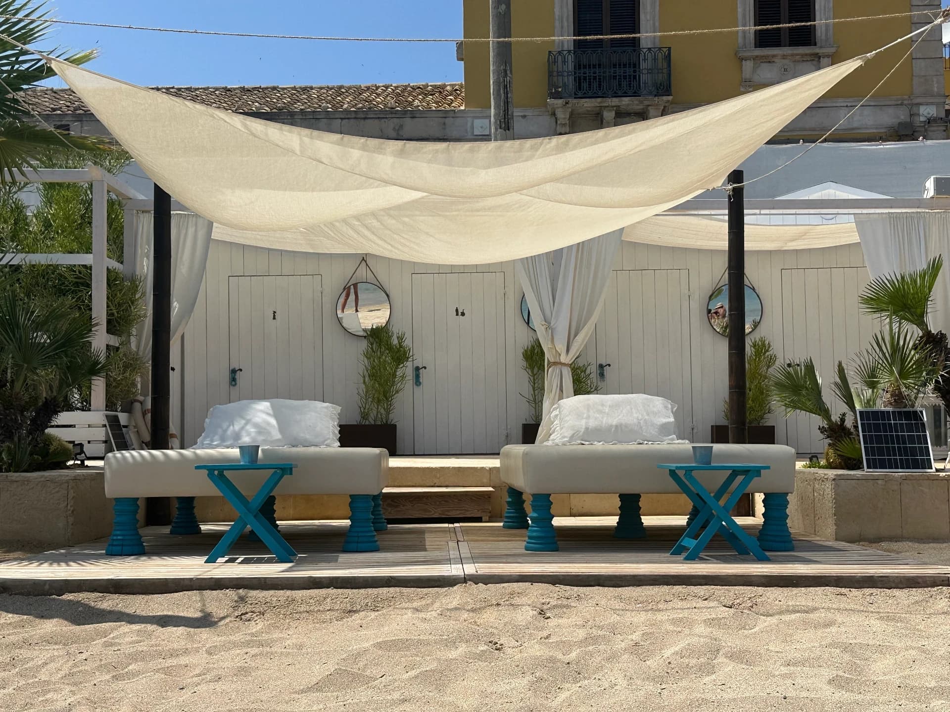 Beachclub mit Liegen und Segeltuch-Pavillons