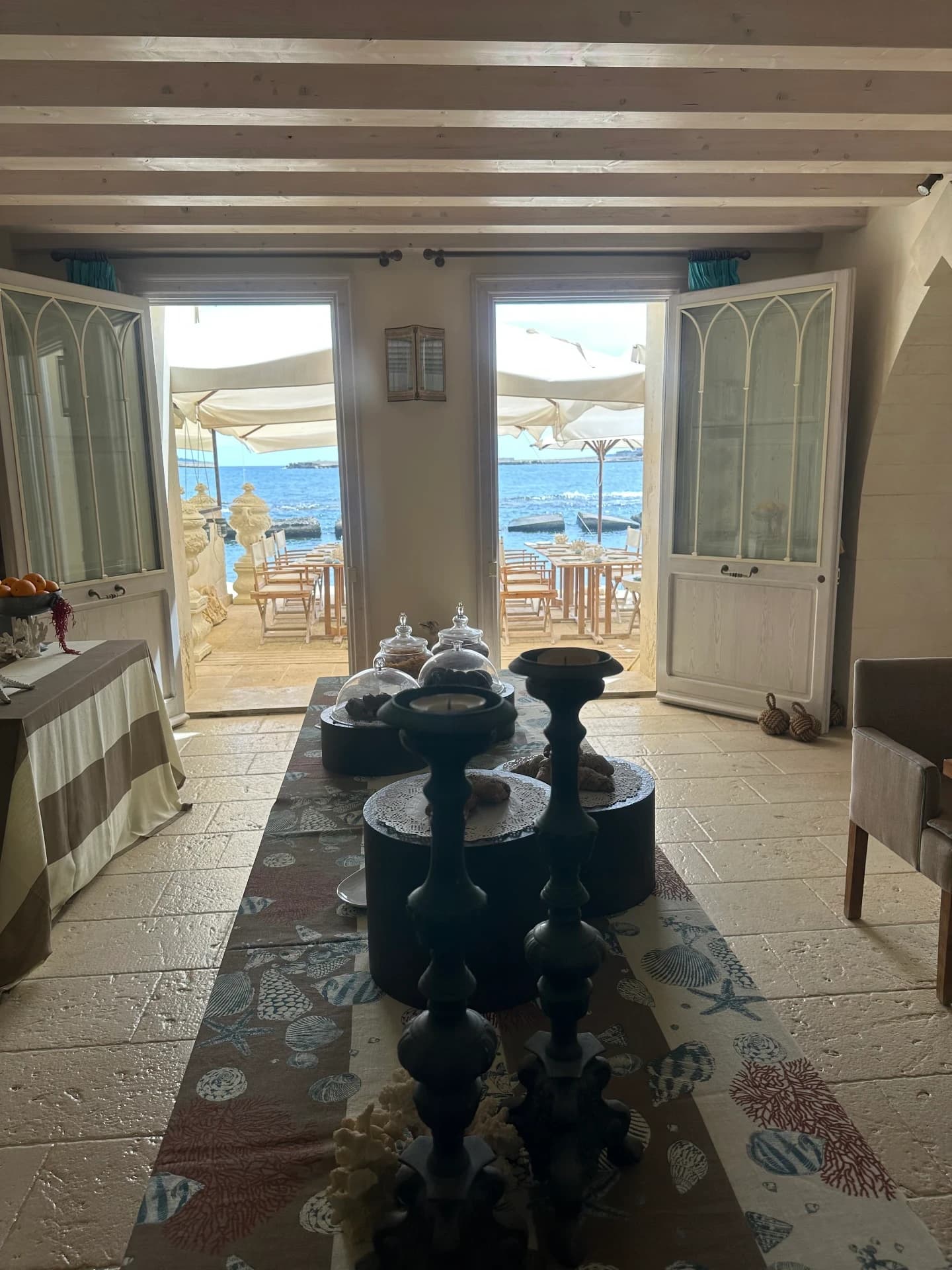 Innengang mit Blick aufs Meer