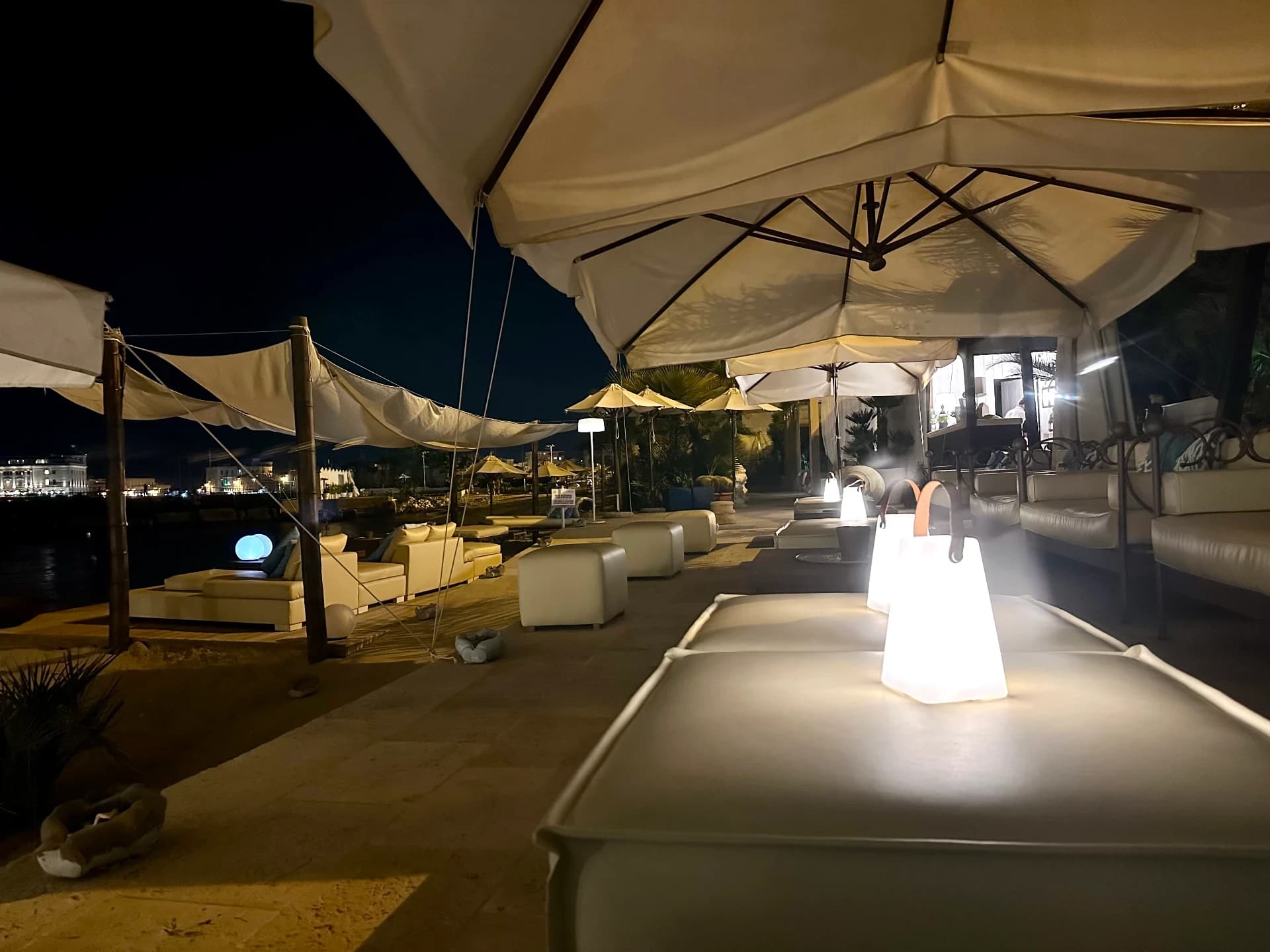 Strand am Abend beleuchtet
