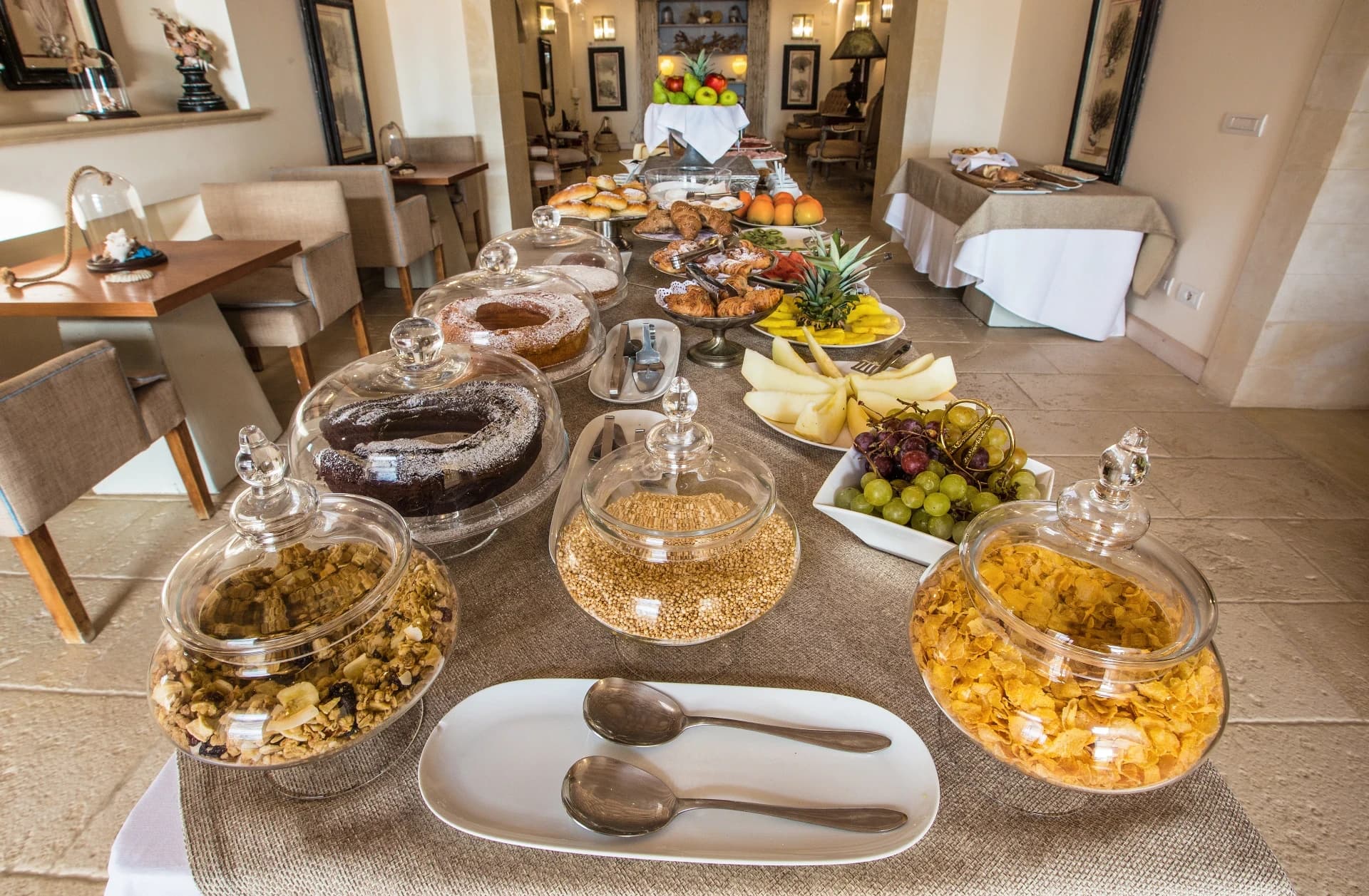 Frühstücksbuffet mit frischem Obst