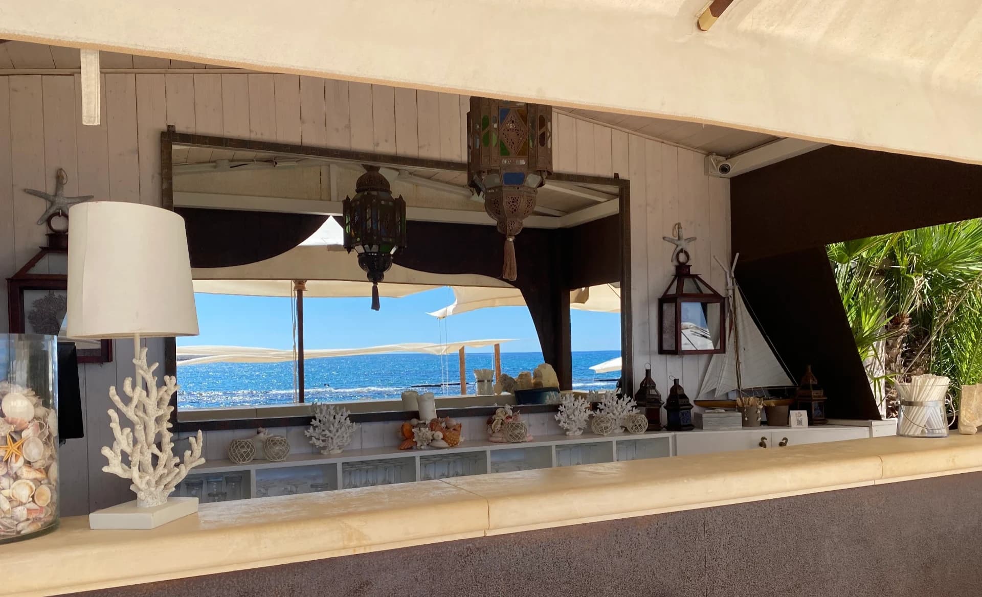 Salon mit maritimen Details und Meerblick