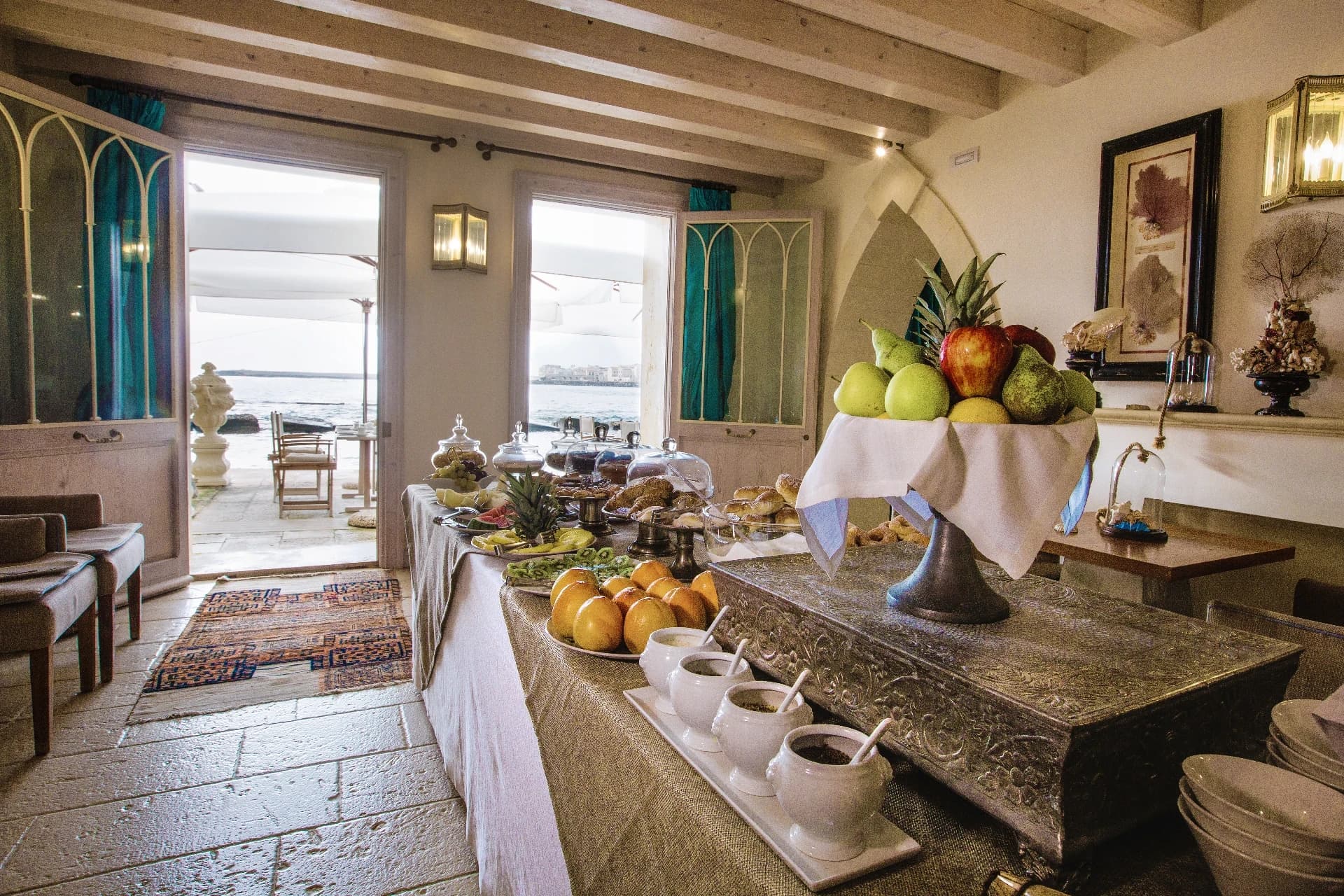 Frühstücksraum mit Buffet und Meerblick