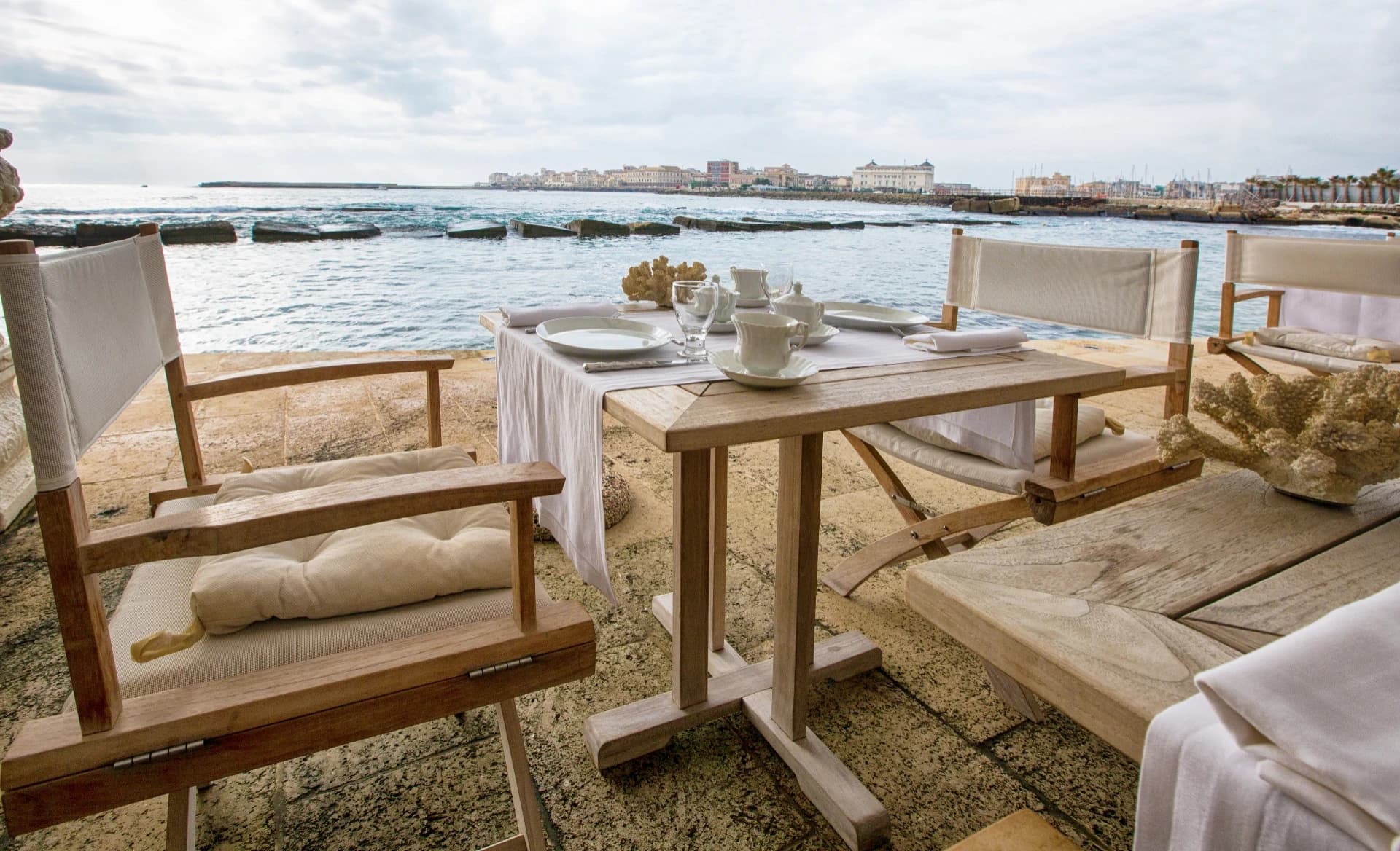 Frühstück auf der Terrasse am Meer