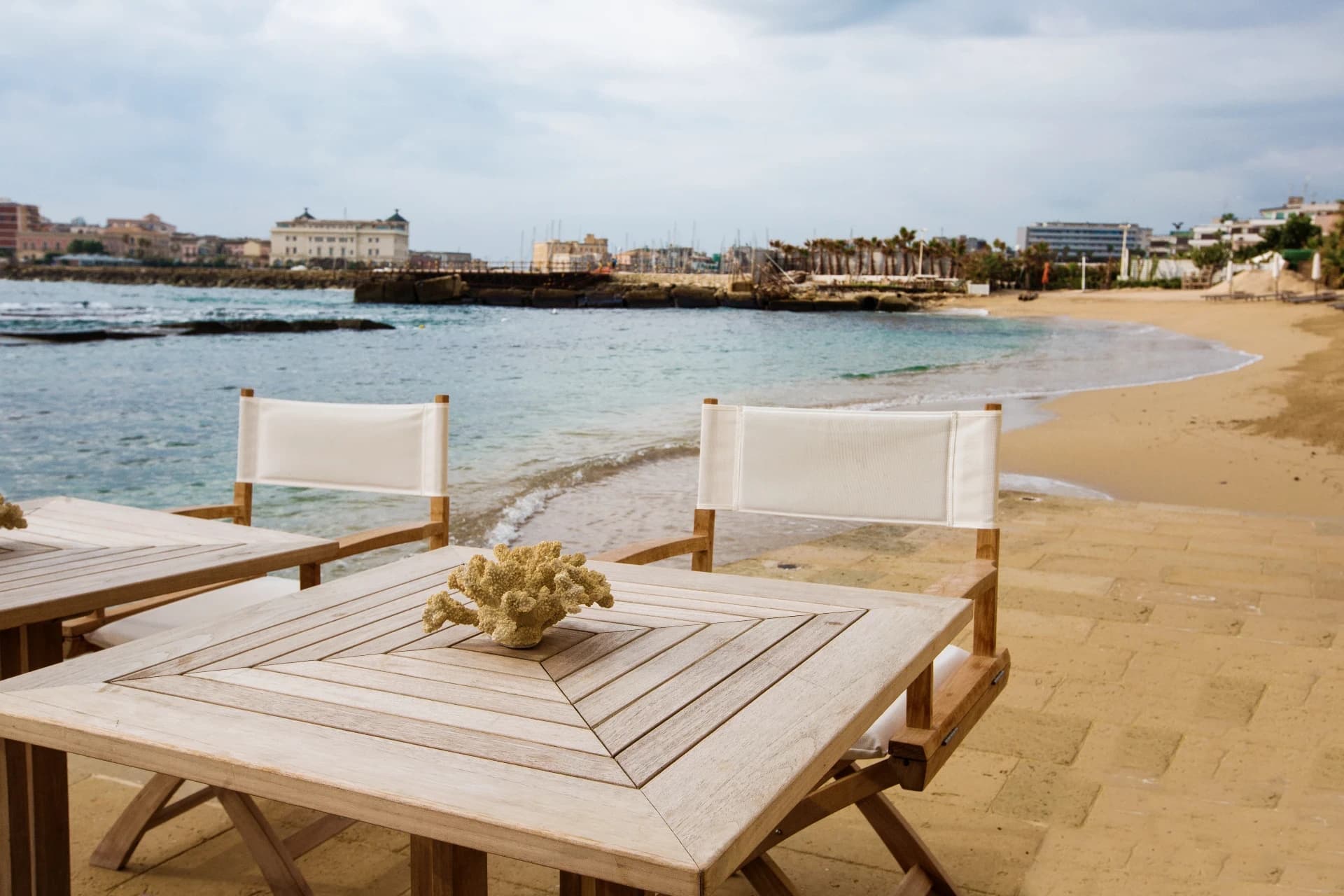 Terrasse am Meer mit Holztisch