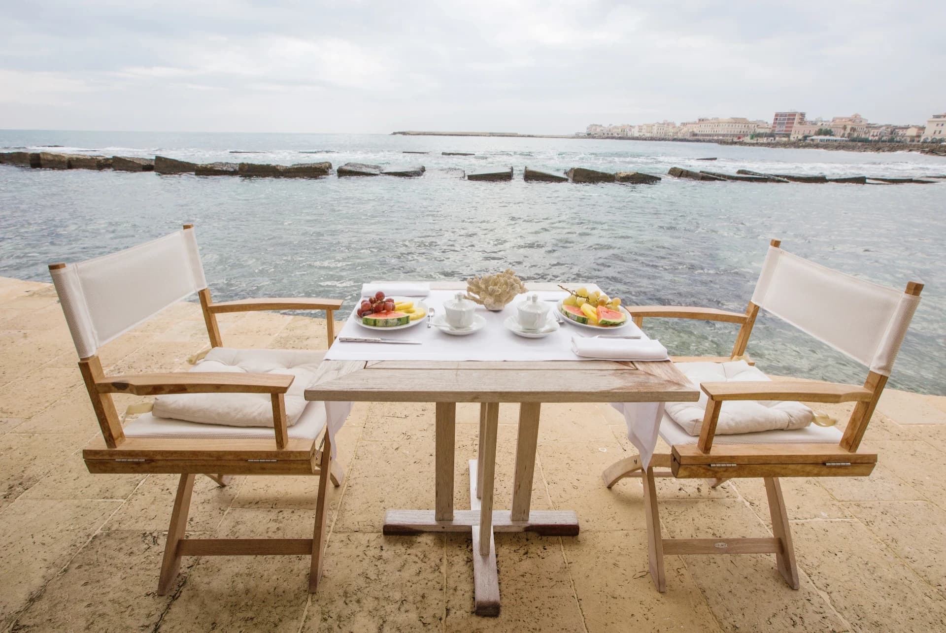 Frühstück am Meer mit Obst und Kaffee