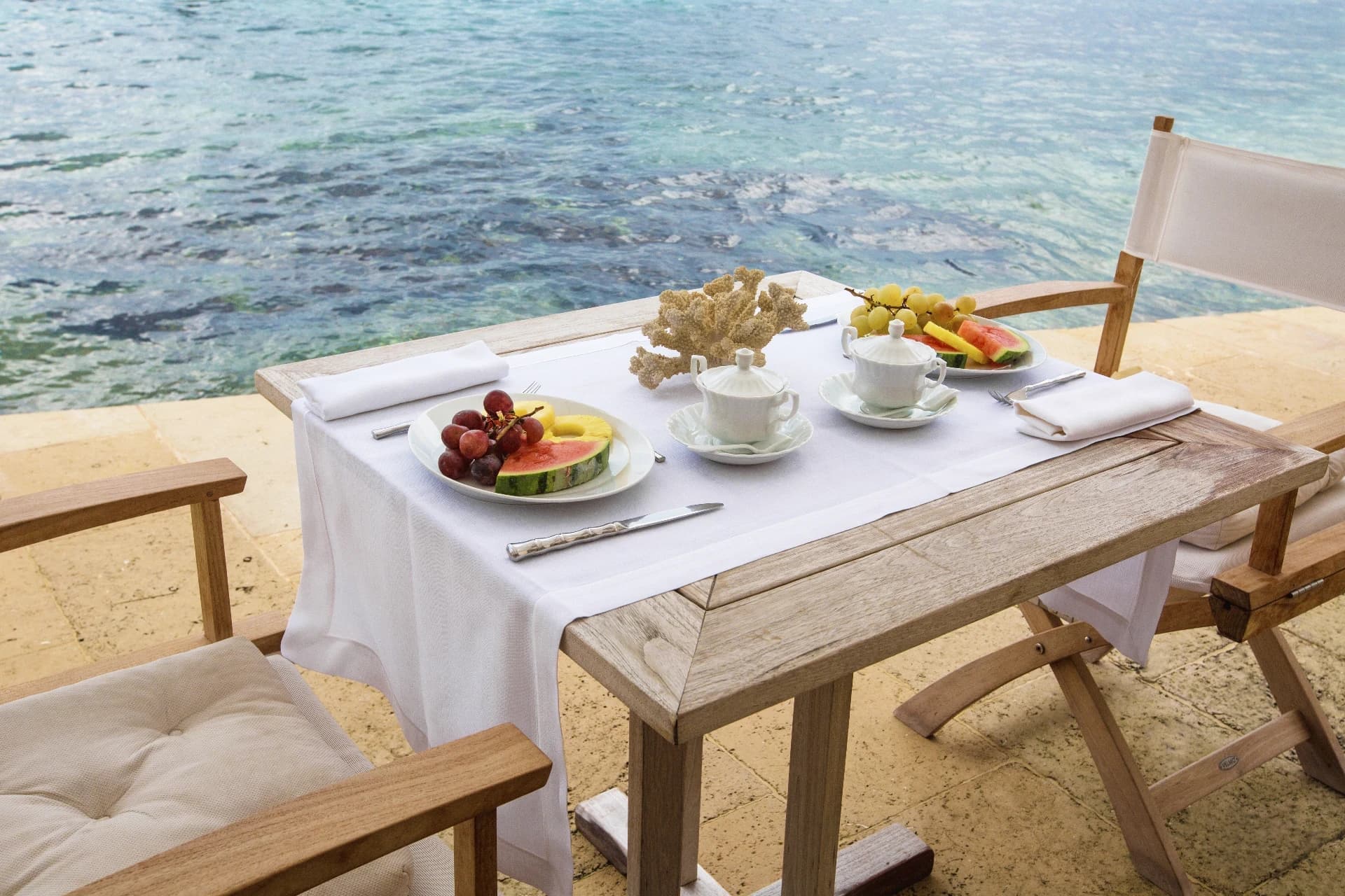 Tisch mit Obst und Kaffee am Meer
