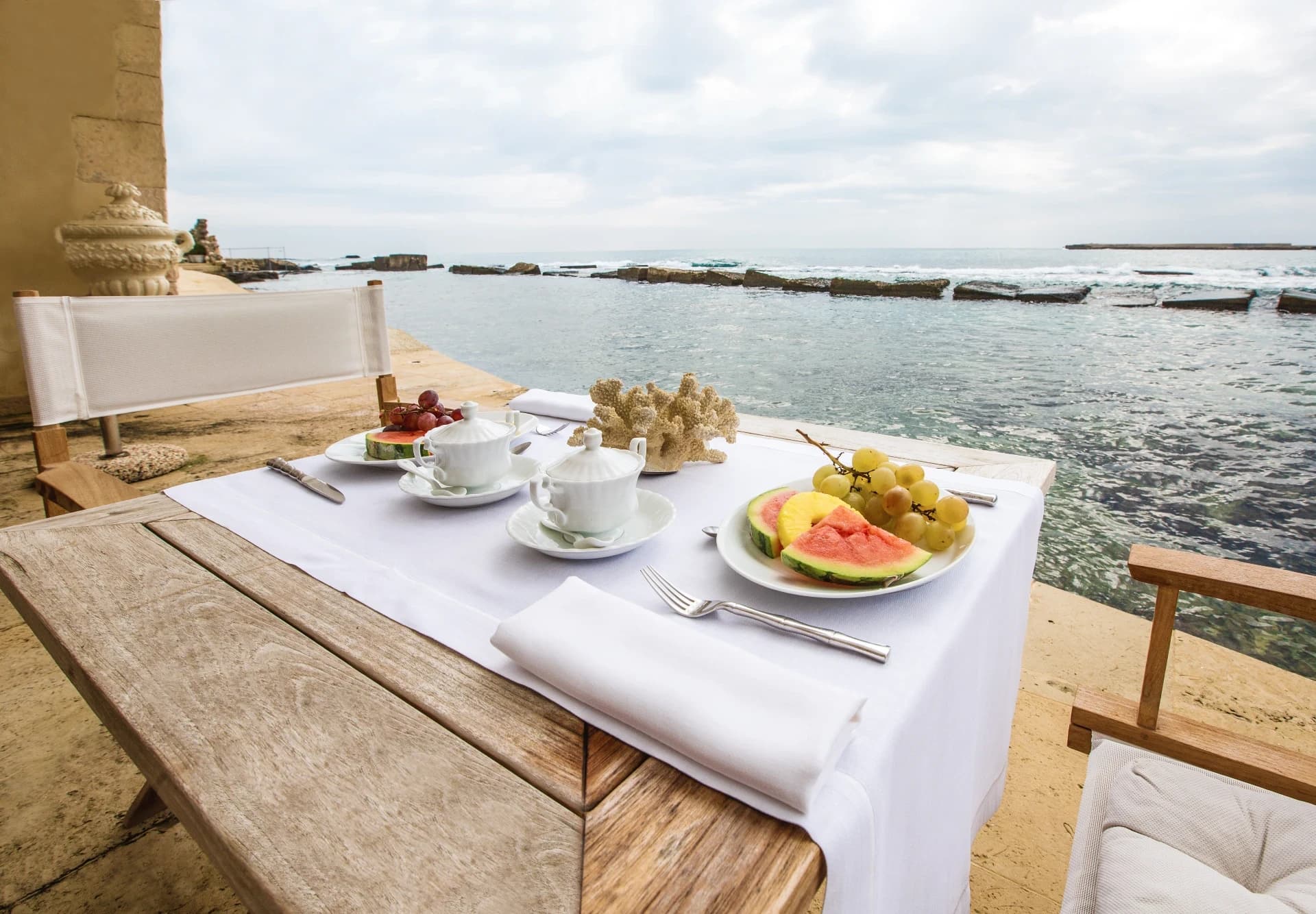 Frühstück auf der Terrasse am Meer serviert