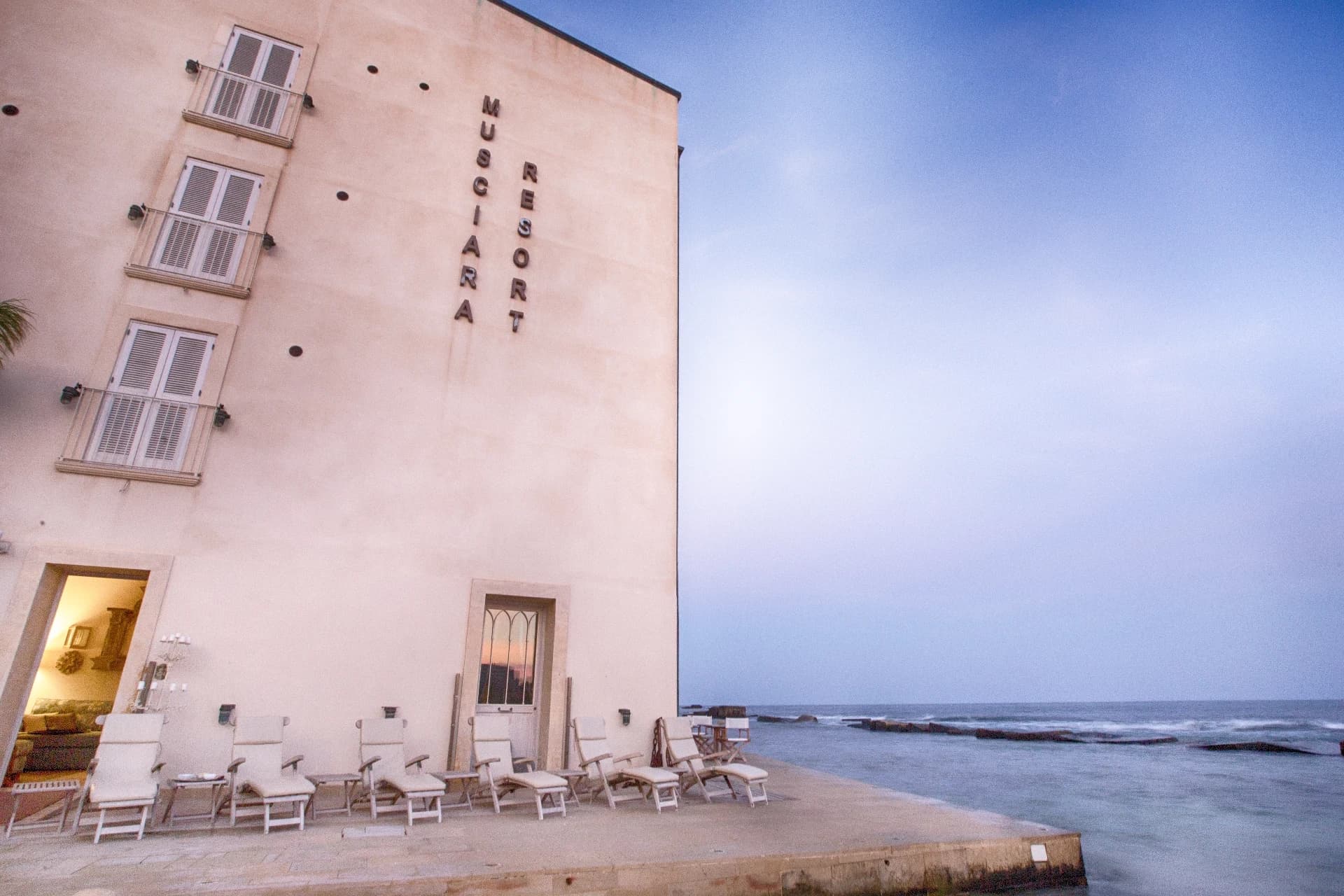 Fassade des Musciara Resort am Meer