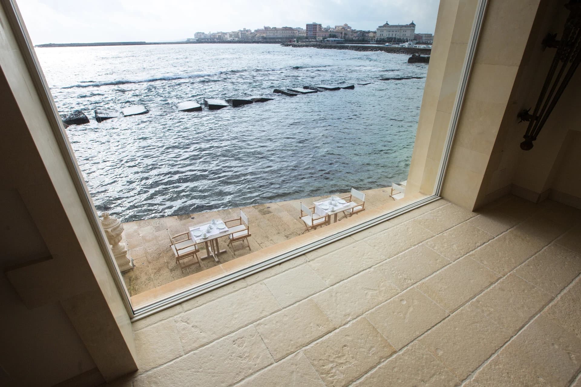 Innenecke mit großem Fenster zum Meer
