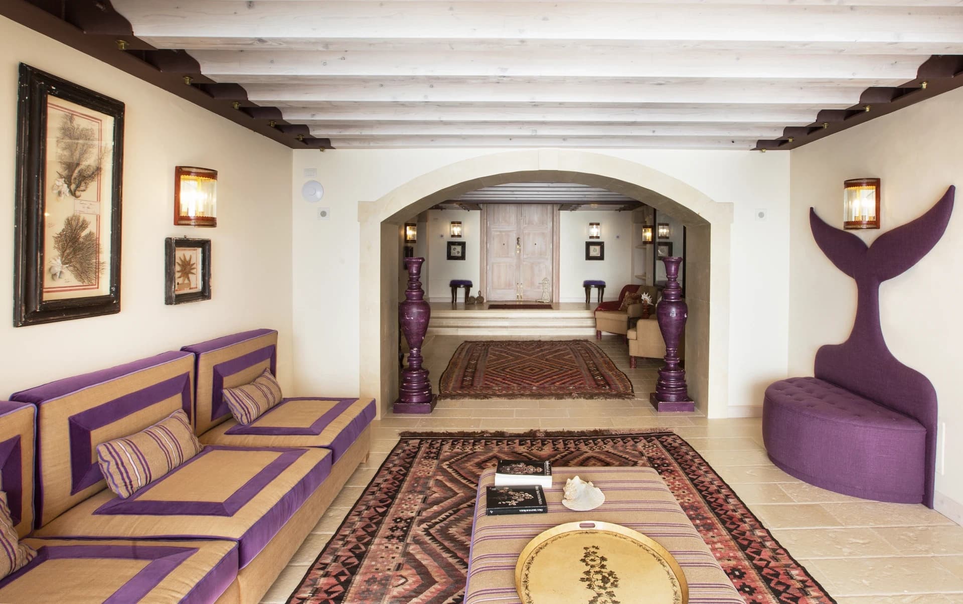 Salon mit Sofas und orientalischen Teppichen