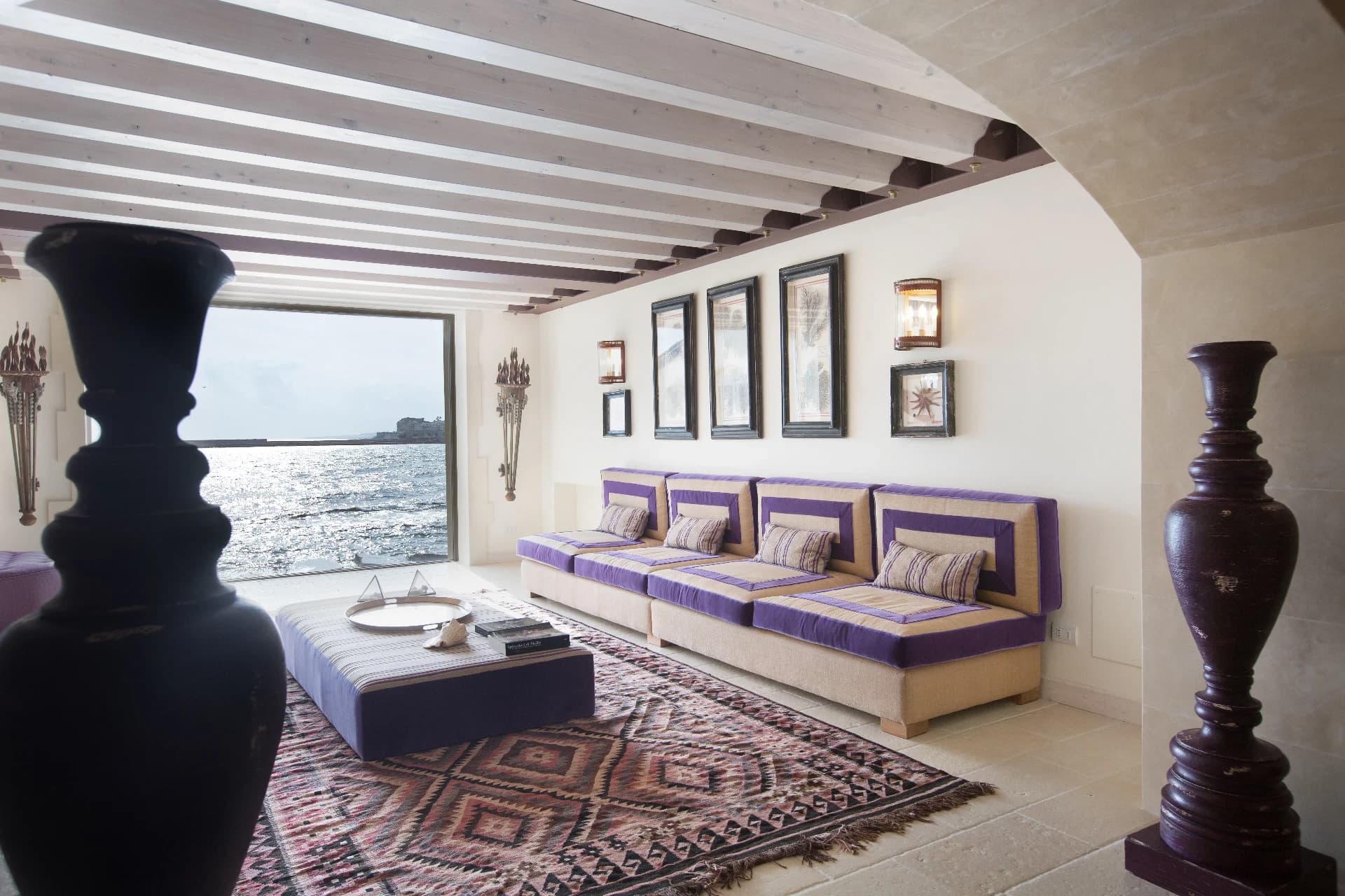 Salon mit Sofas und Blick aufs Meer