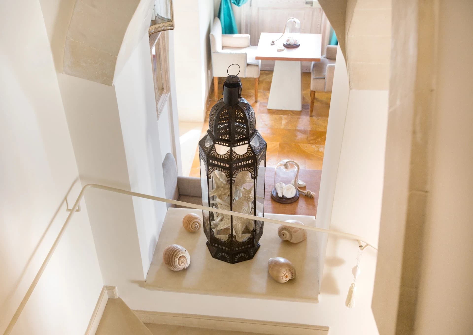 Treppenhaus mit Laterne und Muscheln