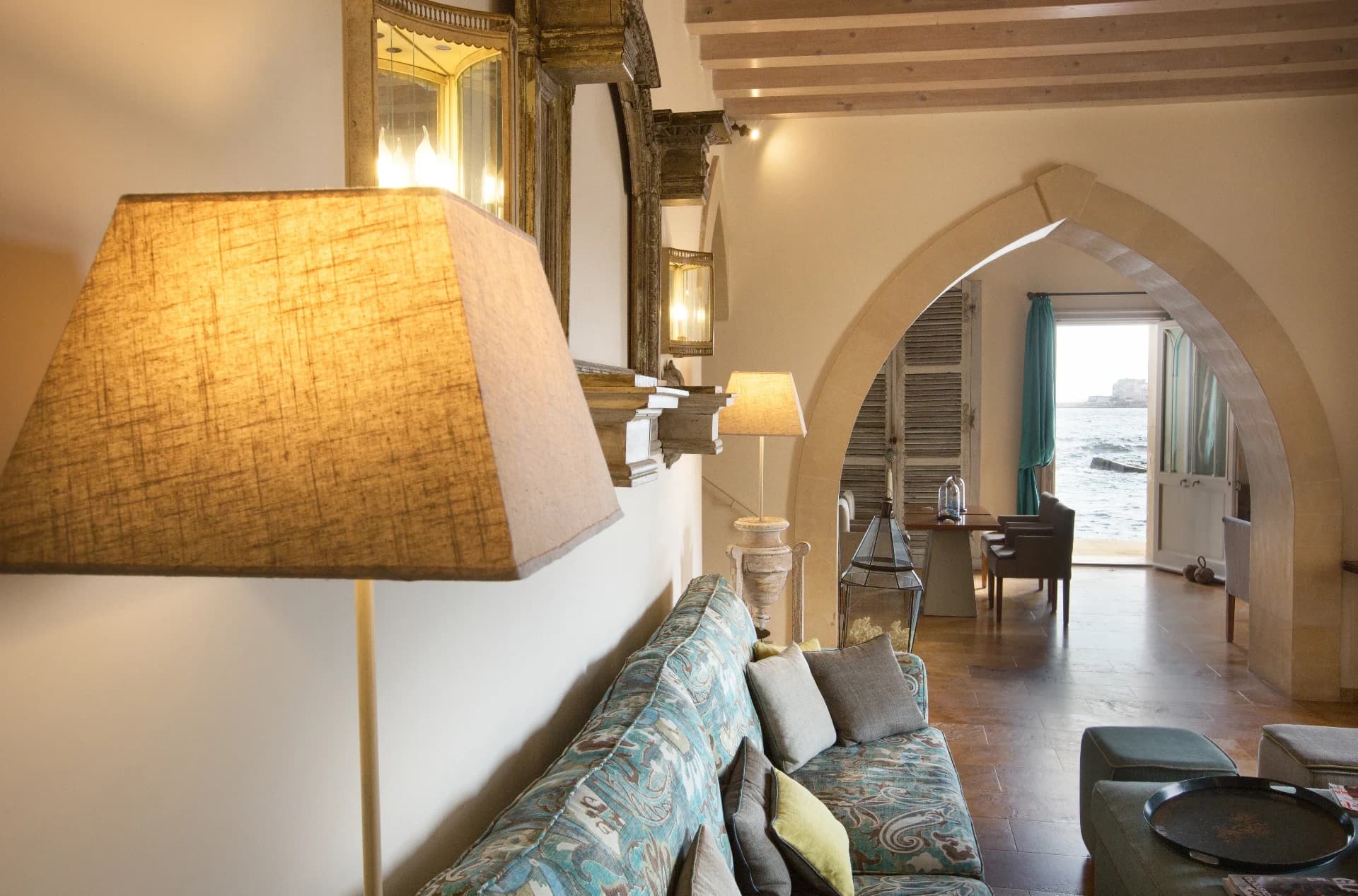 Heller Salon mit Meerblick