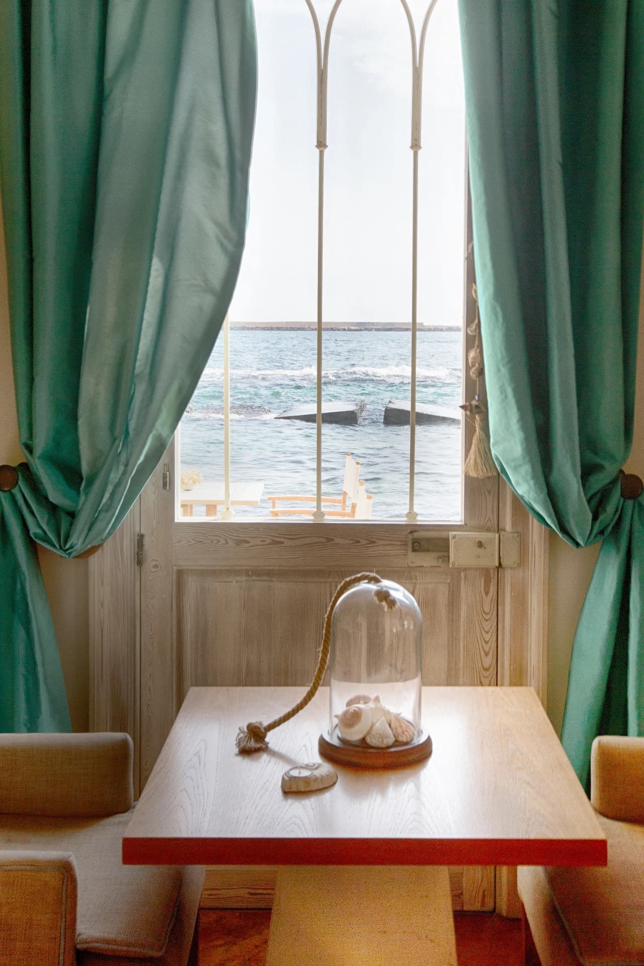 Fenster zum Meer mit Vorhängen