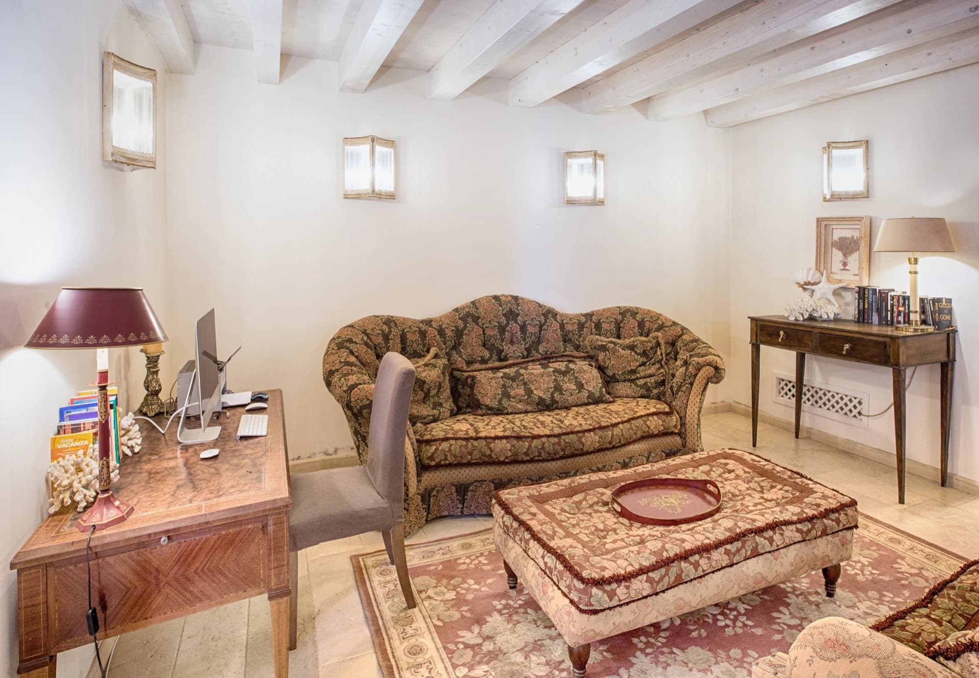 Wohnzimmer mit Sofas und Schreibtisch