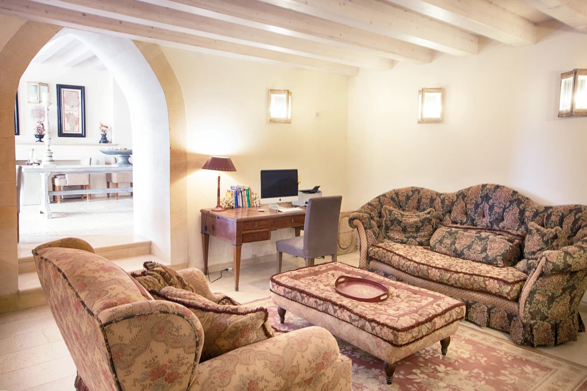 Salon mit geblümten Sofas und Bögen