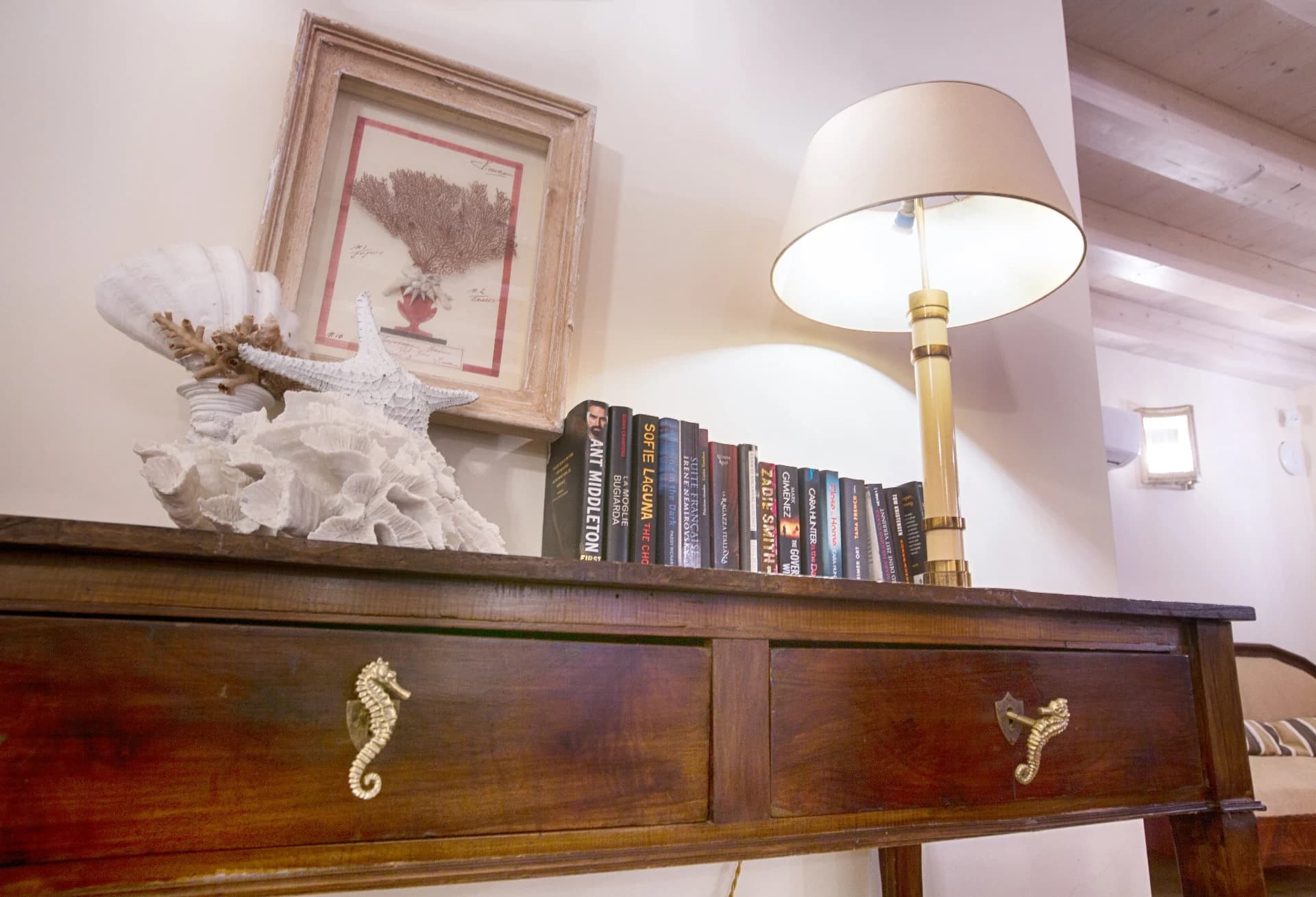 Konsolen-Detail mit Büchern und Lampe
