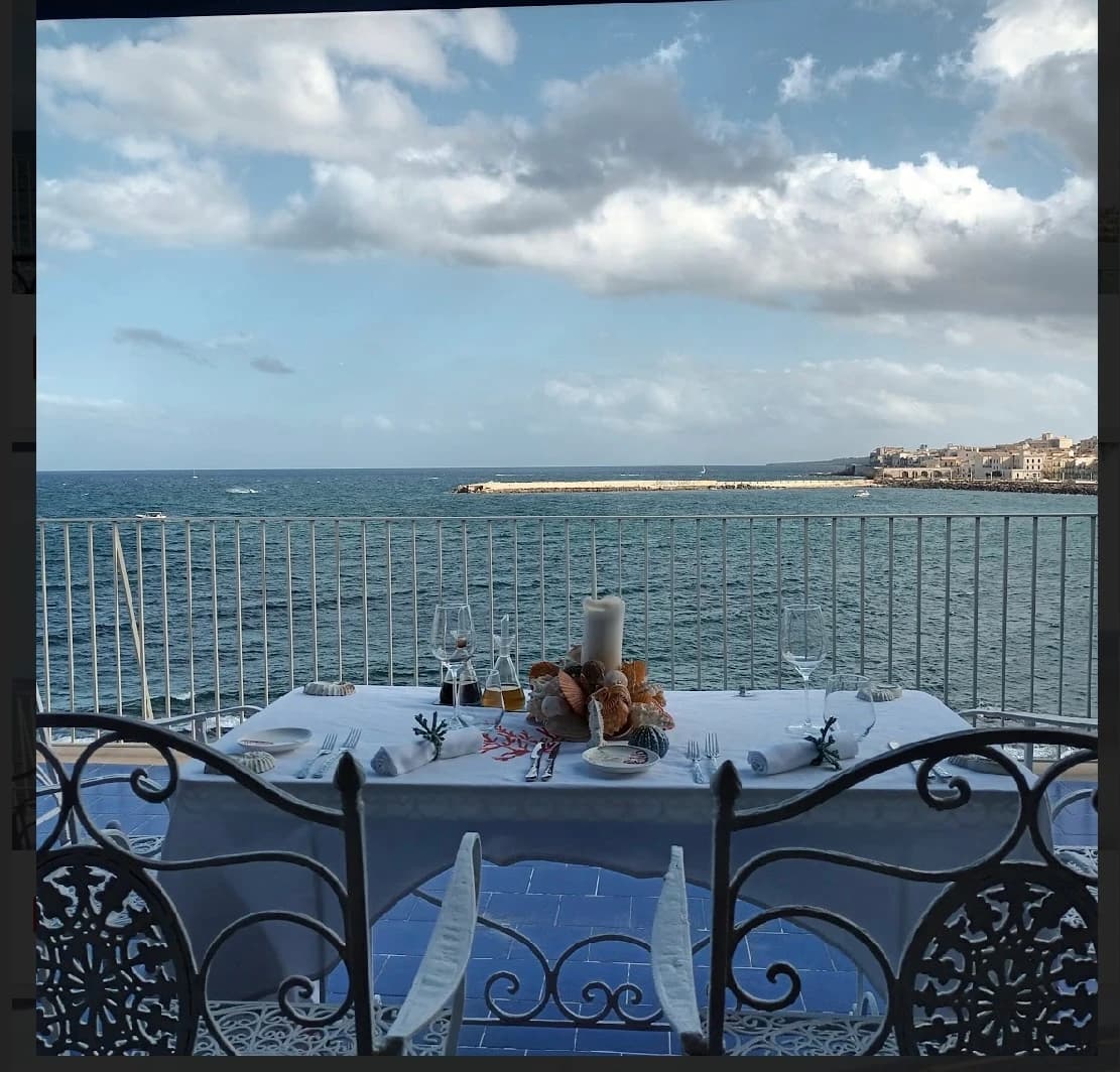 Gedeckter Tisch mit Meerblick