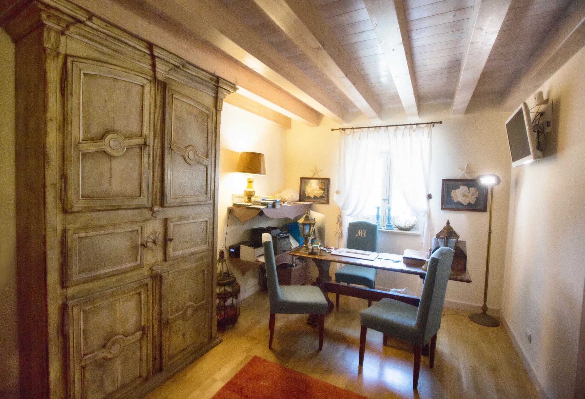 Raum mit antikem Schrank und Schreibtisch