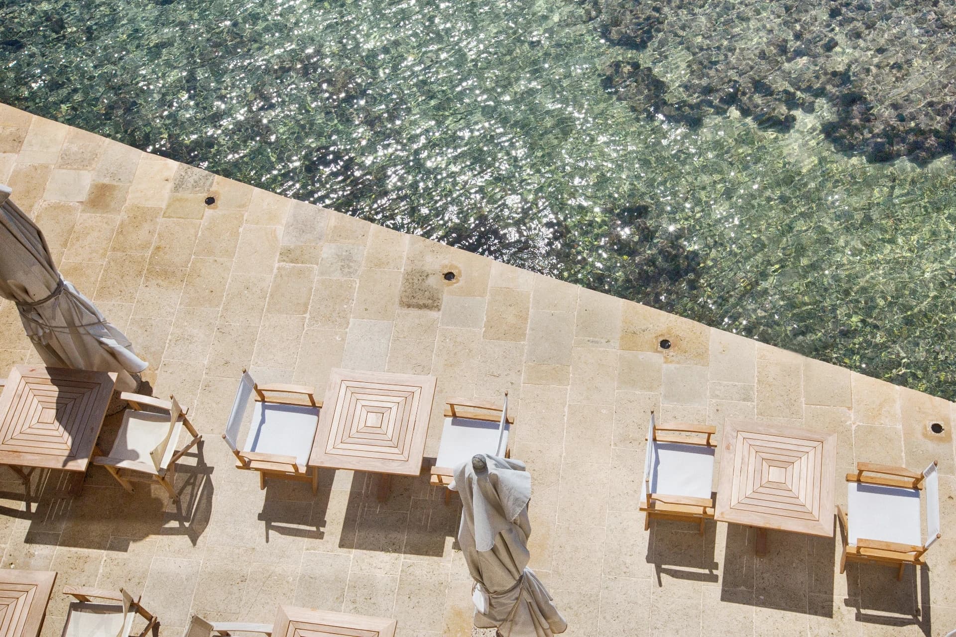 Liegen auf der Terrasse am Meer von oben
