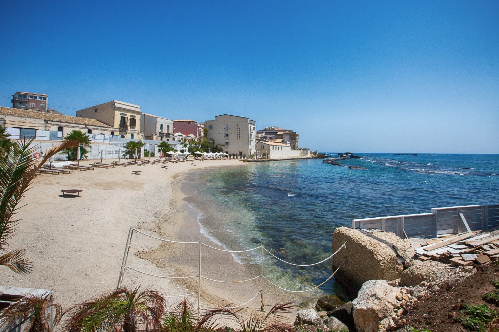 Strand und kristallklares Meer von Syrakus