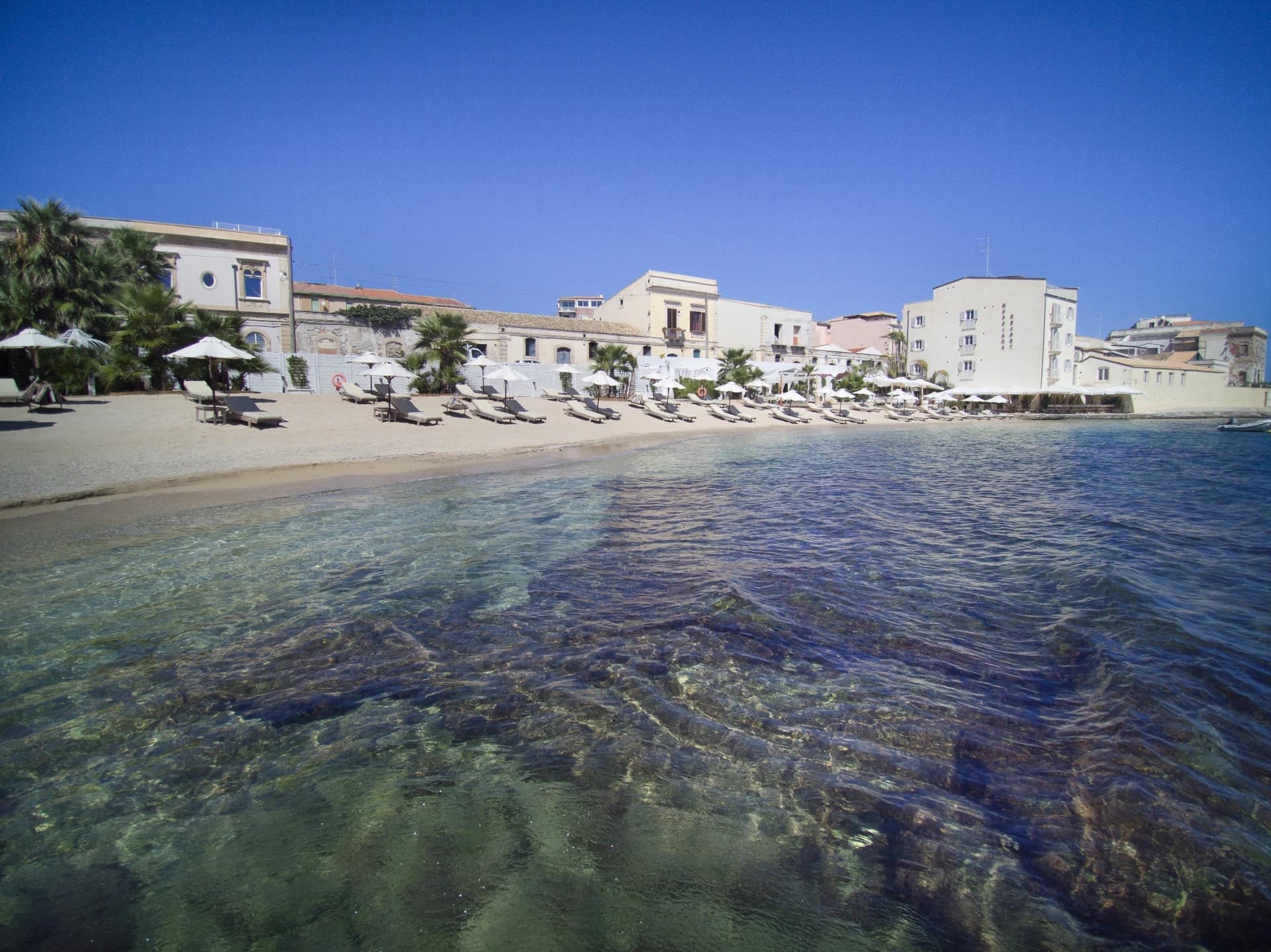 Resortstrand mit türkisfarbenem Wasser