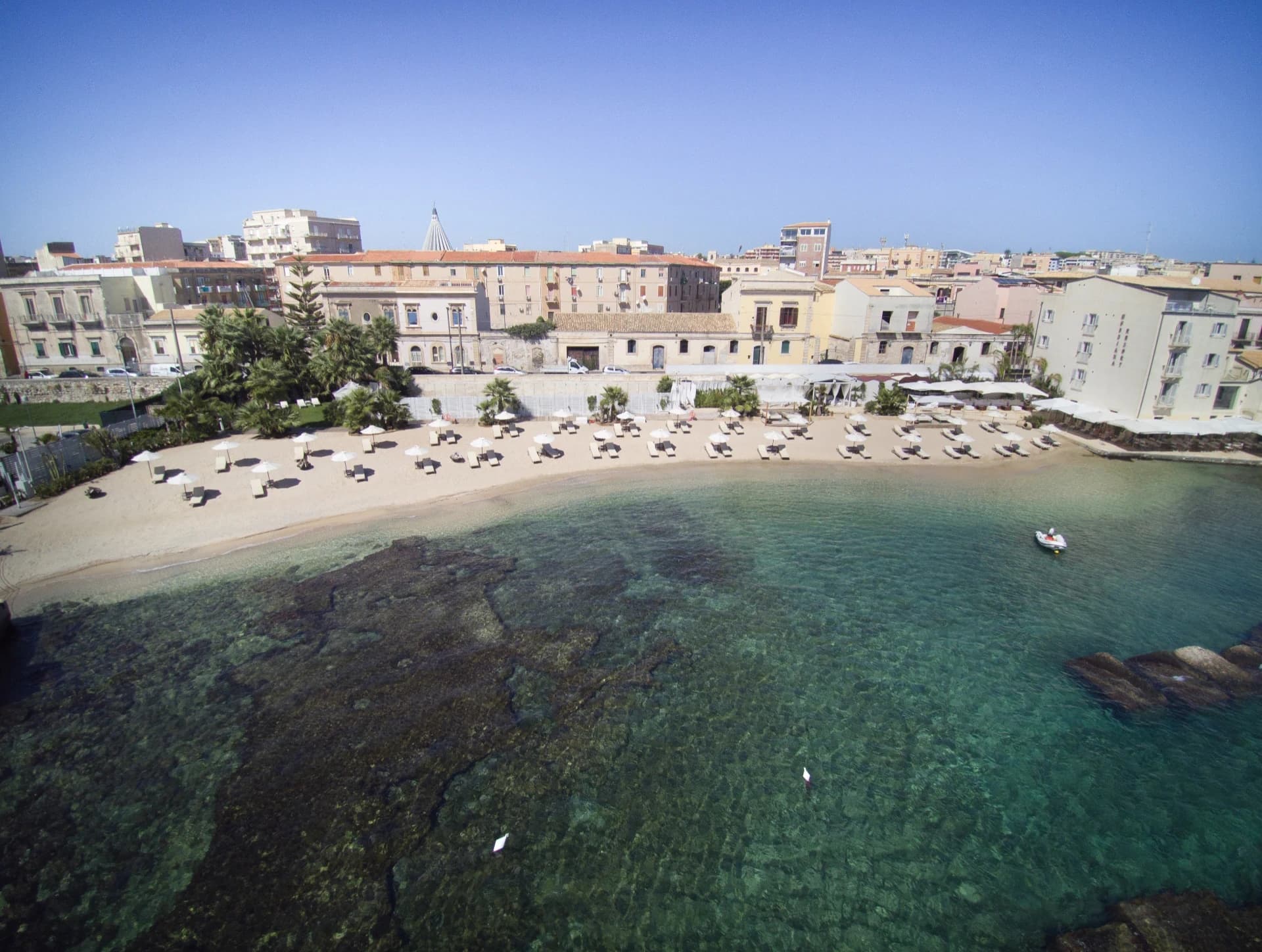 Bucht mit Strand und türkisfarbenem Meer