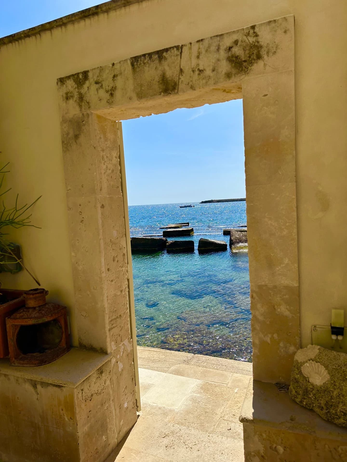 Meerblick durch ein Steinportal