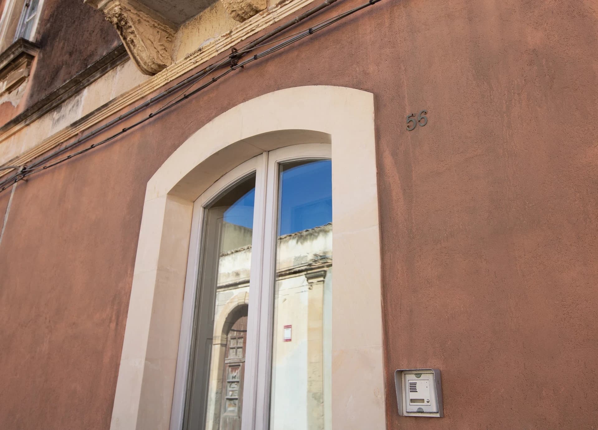 Meer spiegelt sich in der Fassade