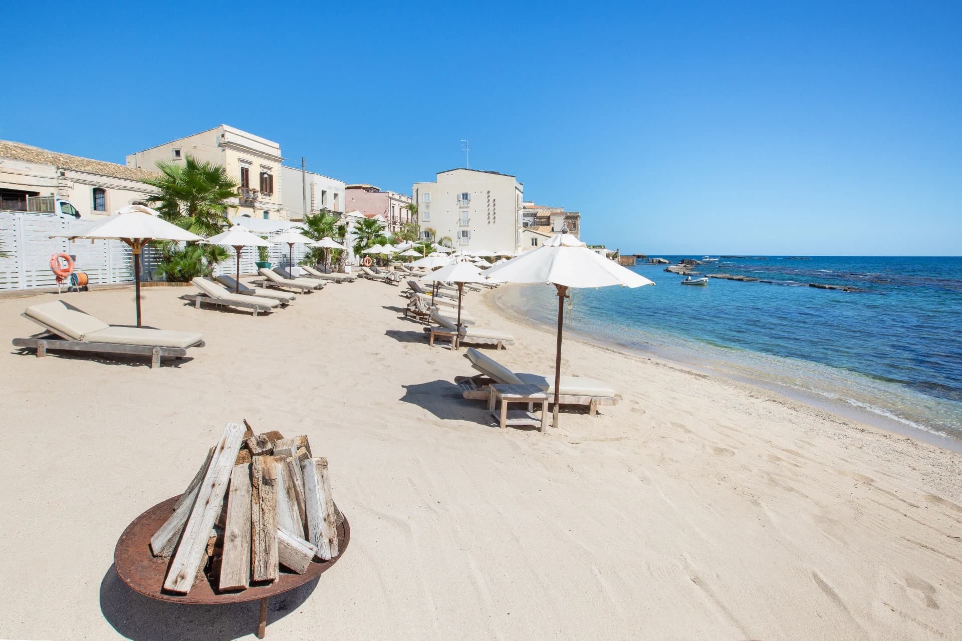 Strand mit Liegen und Sonnenschirmen