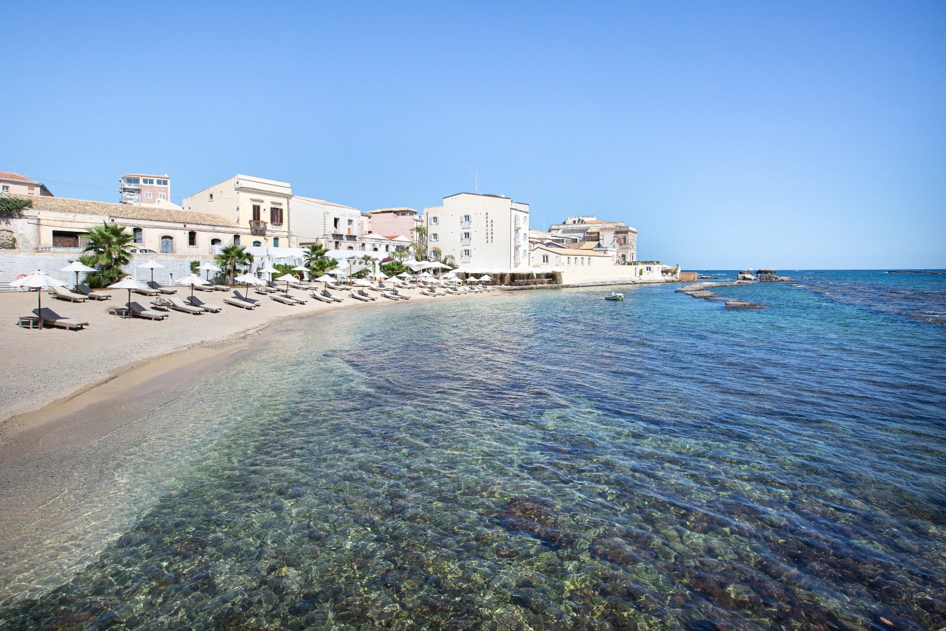 Strand und Ort am Meer
