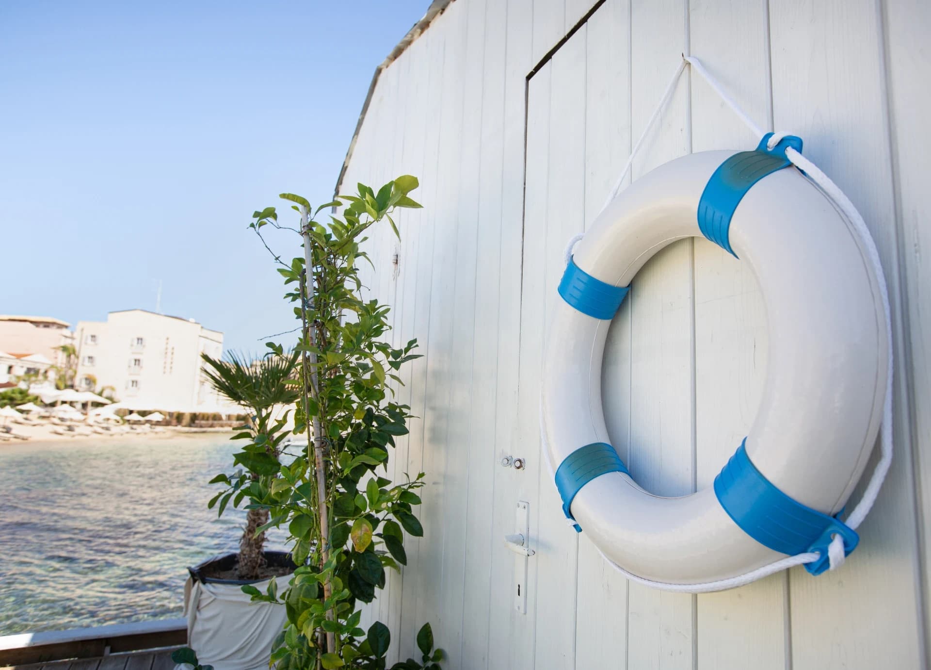 Terrassendetail mit Rettungsring