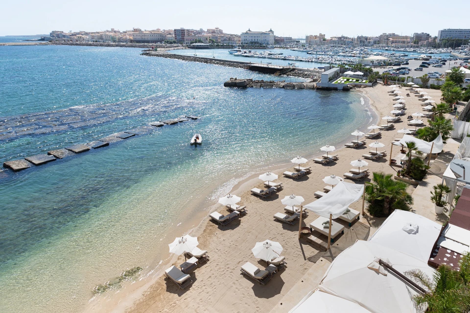 Luftaufnahme von Strand und Marina