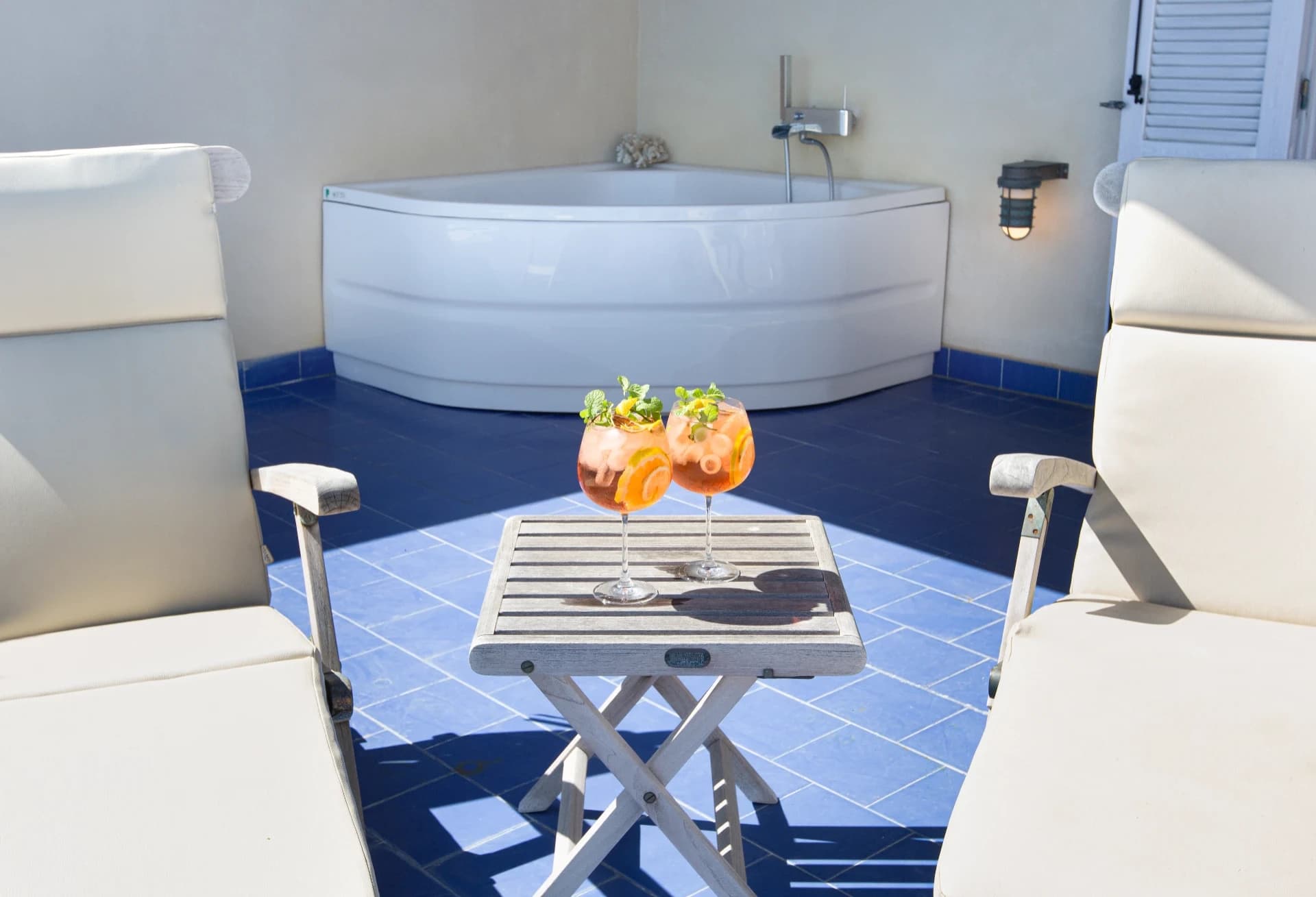 Badezimmer mit Whirlpool-Wanne