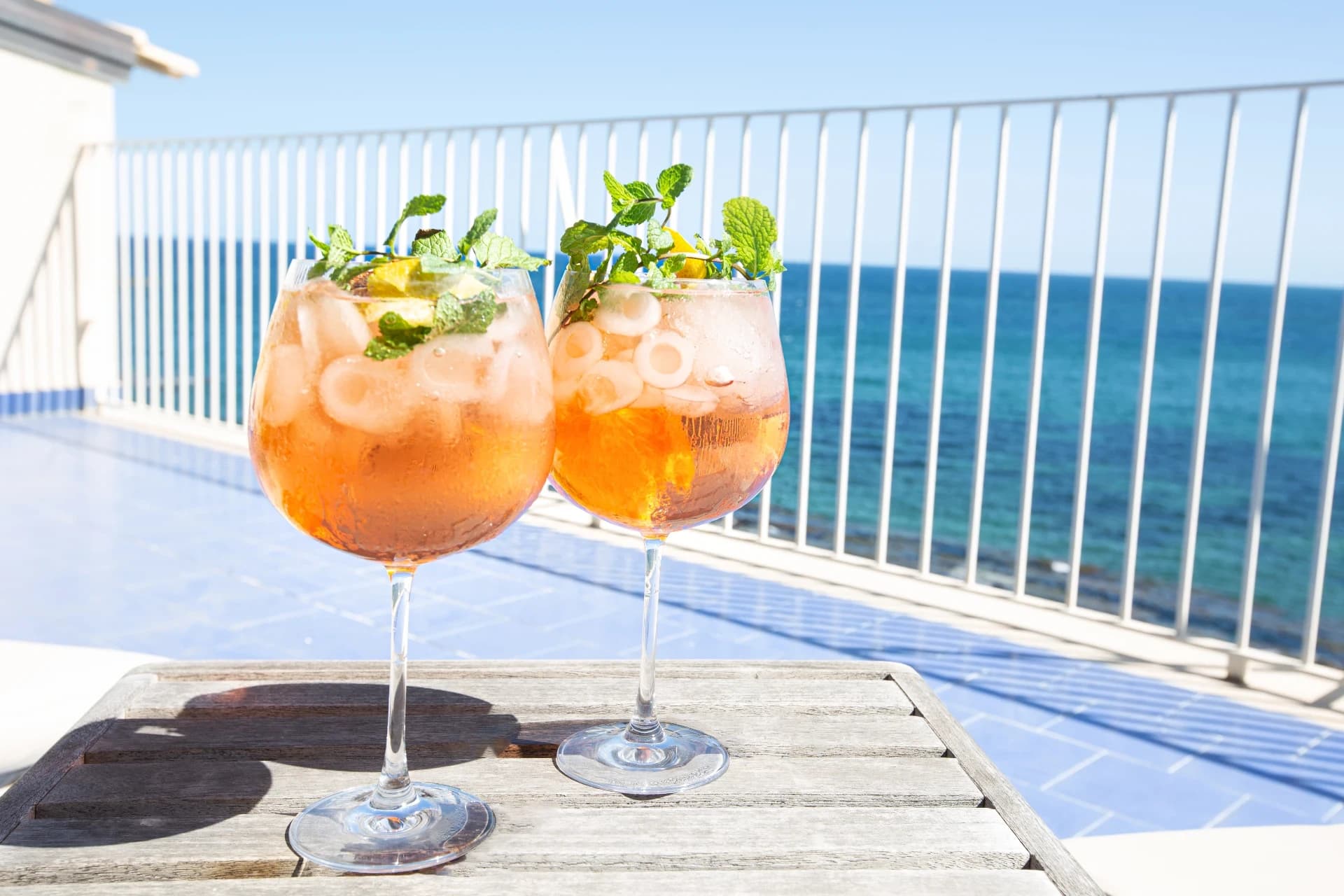 Cocktails auf der Terrasse mit Meerblick