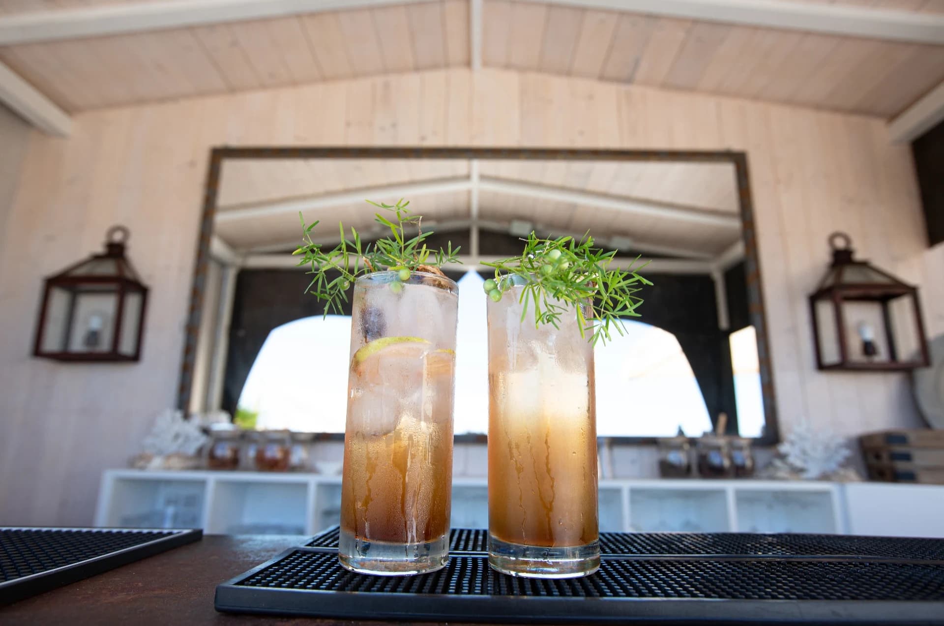 Cocktails an der Bar des Resorts