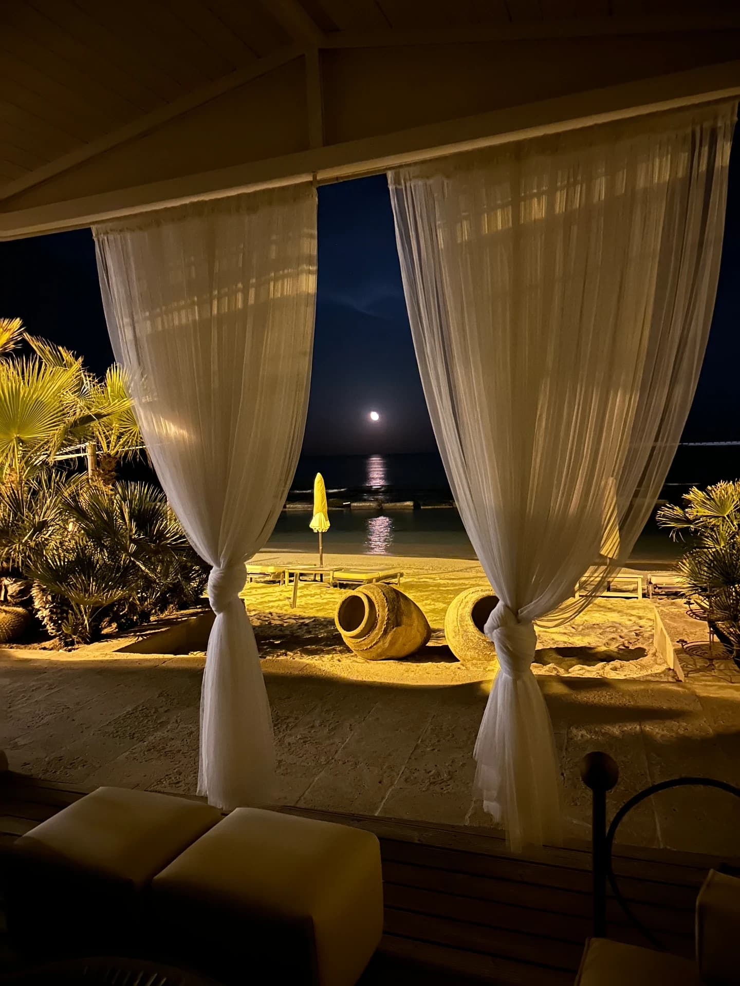 Terrasse am Meer im Mondlicht