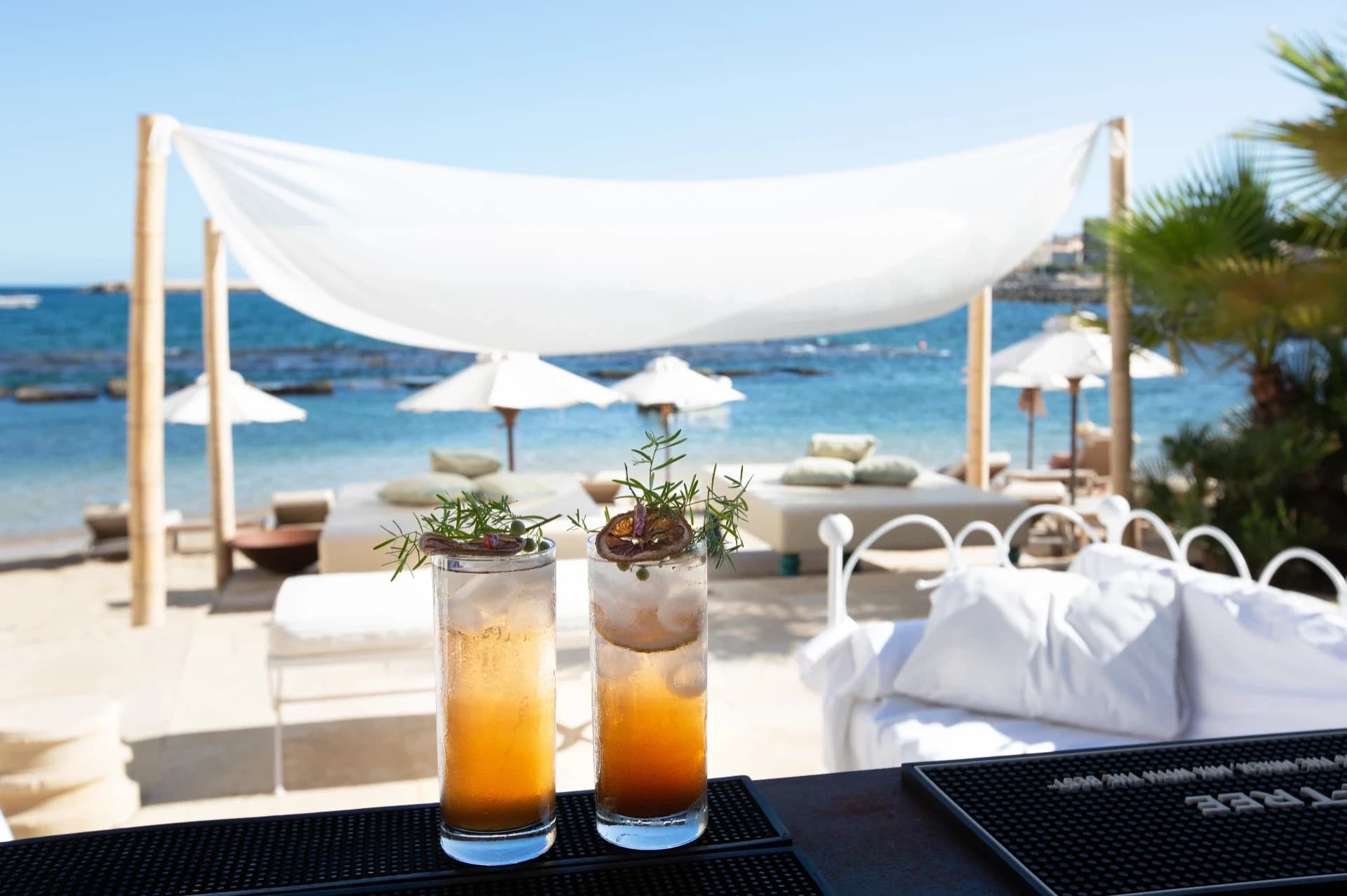 Cocktails an der Strandbar am Meer