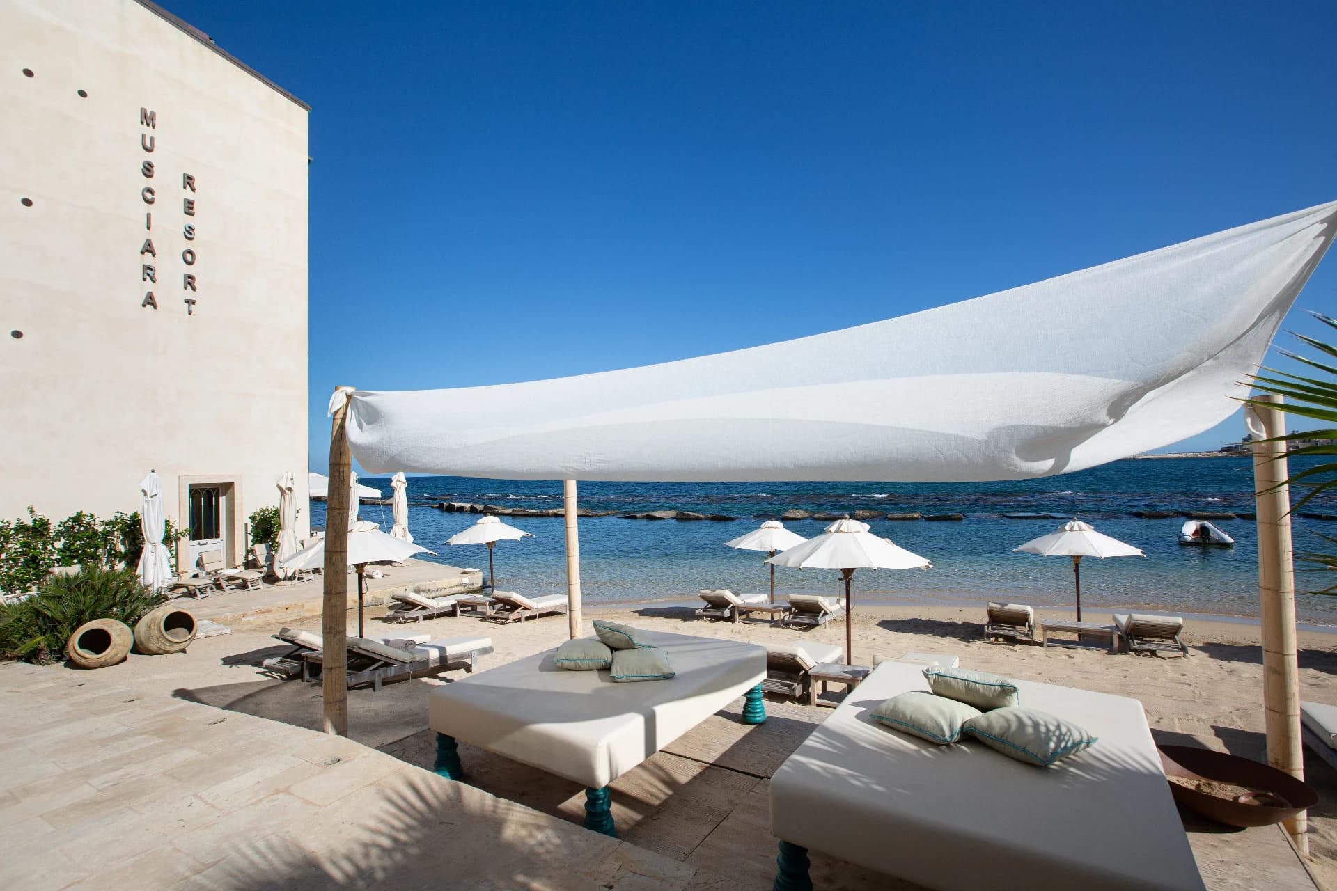 Der Beachclub des Musciara Resort am Meer von Syrakus