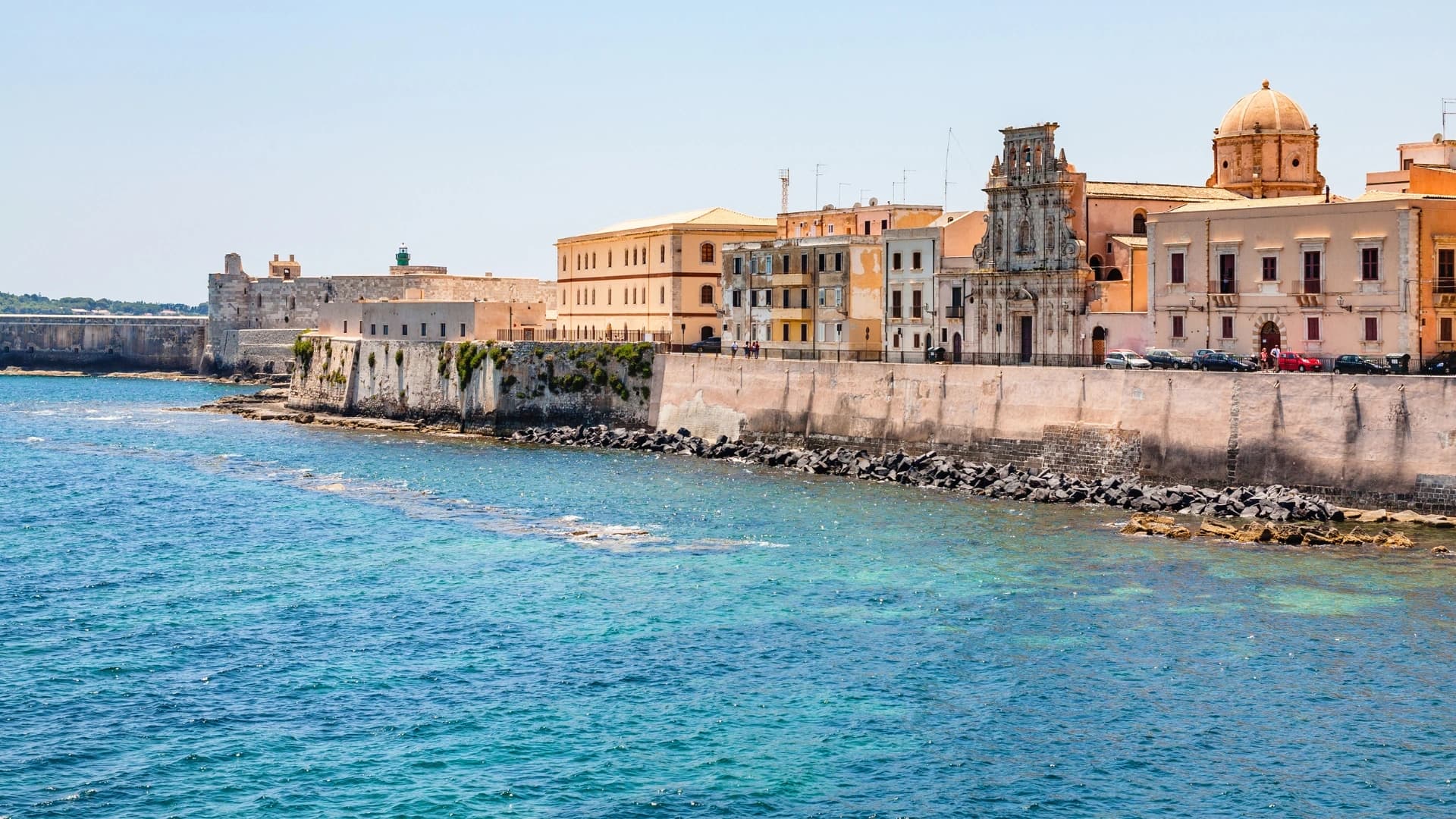Riviera von Ortigia mit historischen Gebäuden und mediterranem Licht