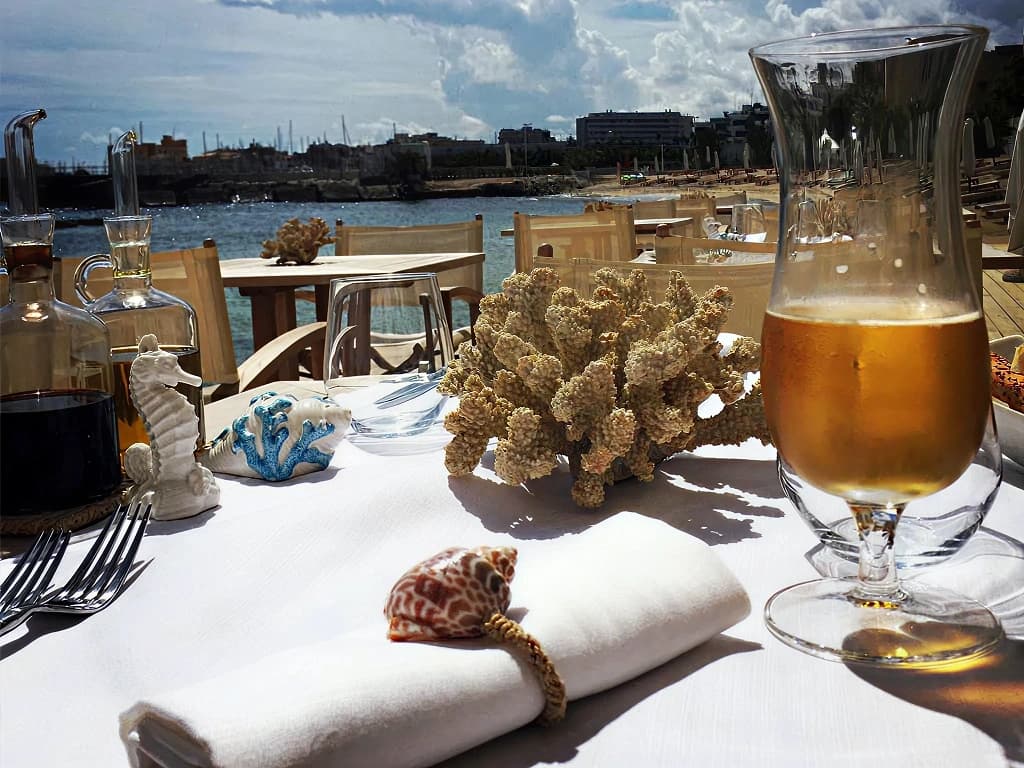Innenraum des Restaurants im natürlichen Licht