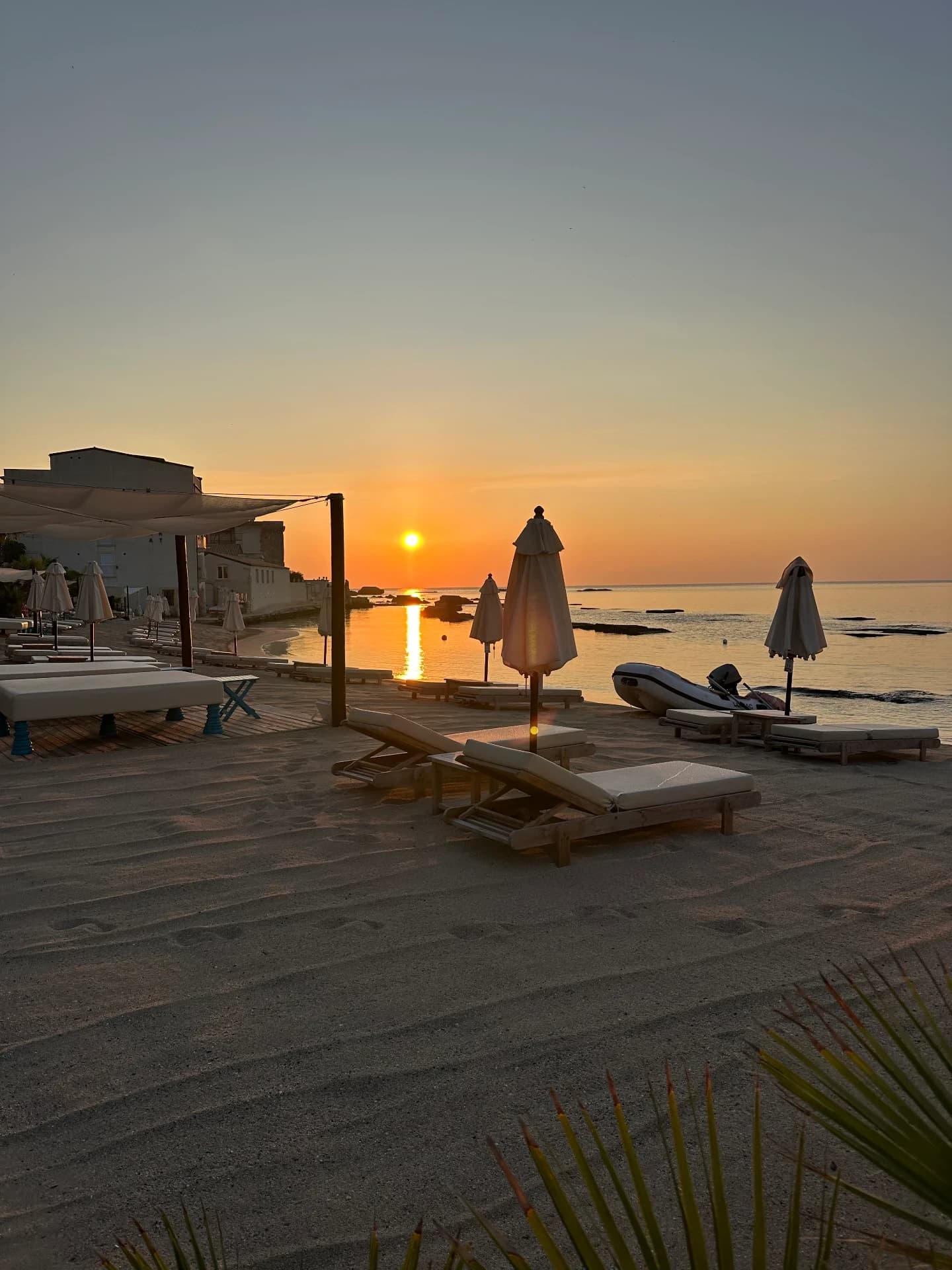 Sonnenuntergang am Strand mit Liegen