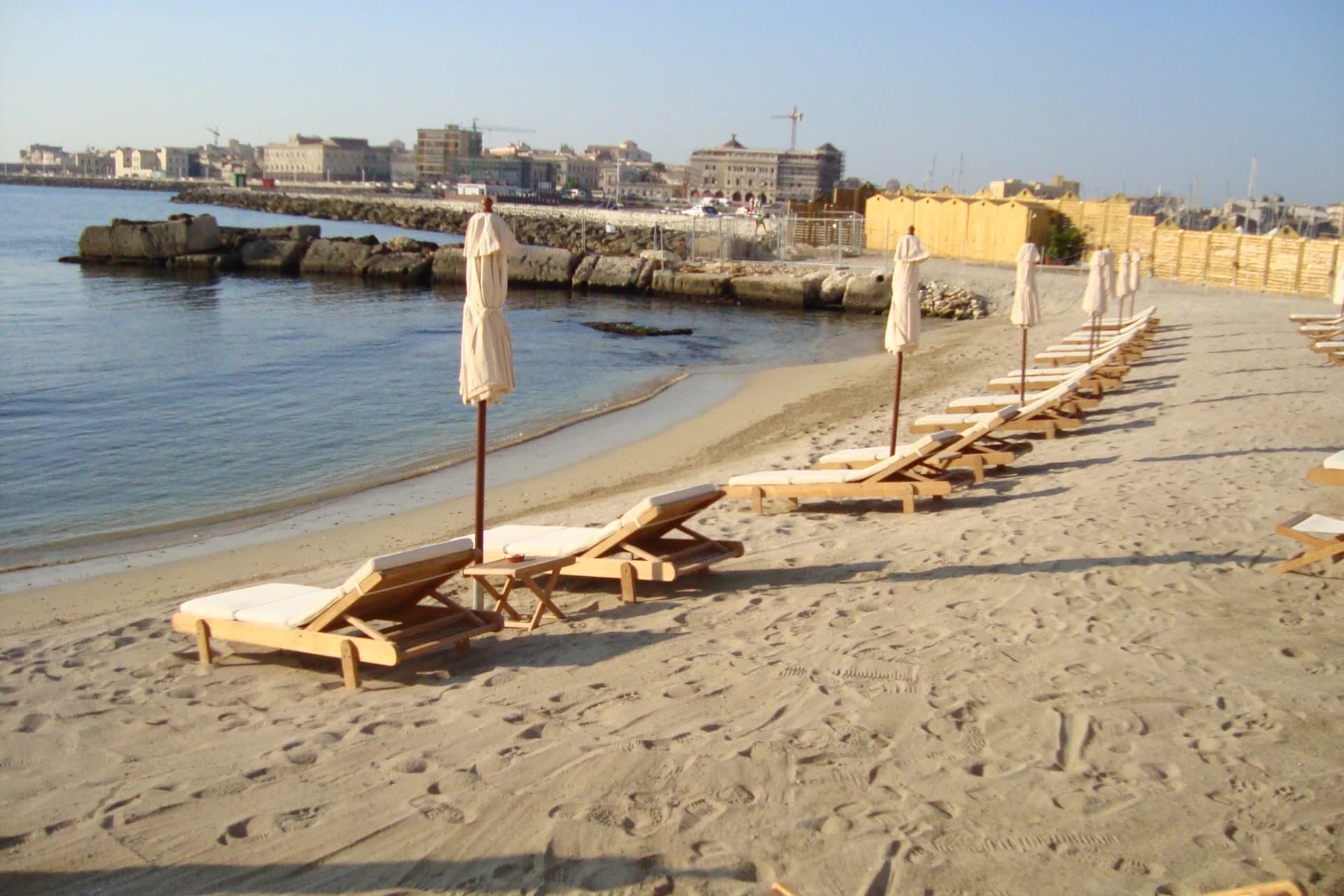 Luftaufnahme des Privatstrands des Musciara Resort