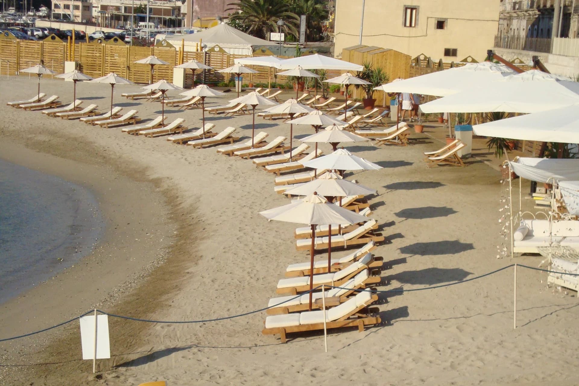 Liegenreihen am Privatstrand