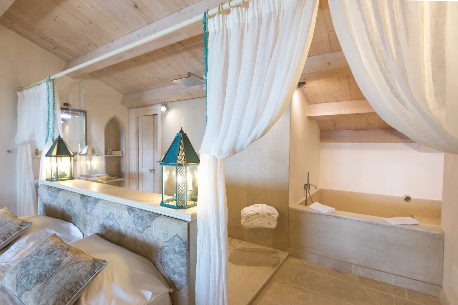 Suite Waves Room — 15