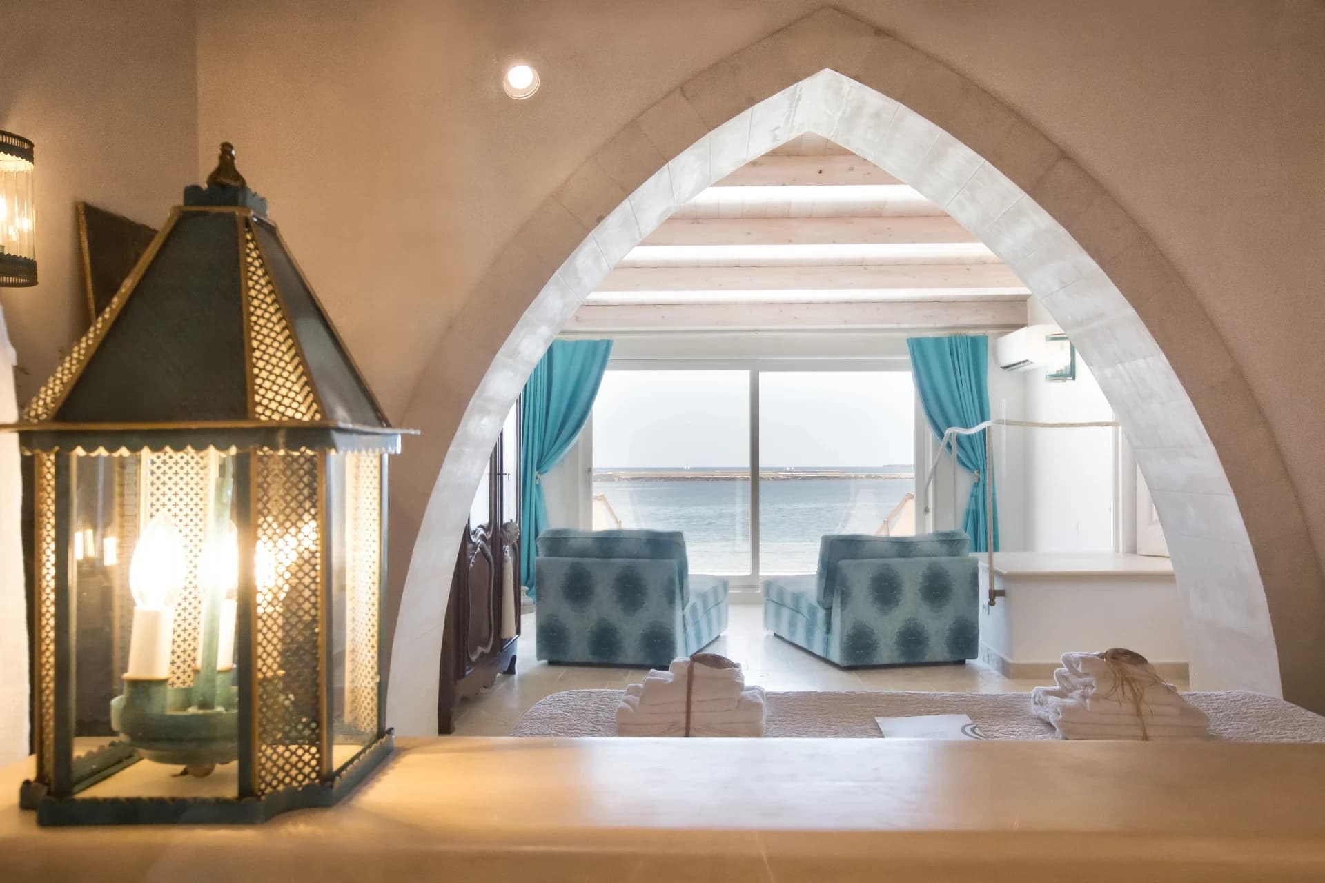 Suite Waves Room — 16