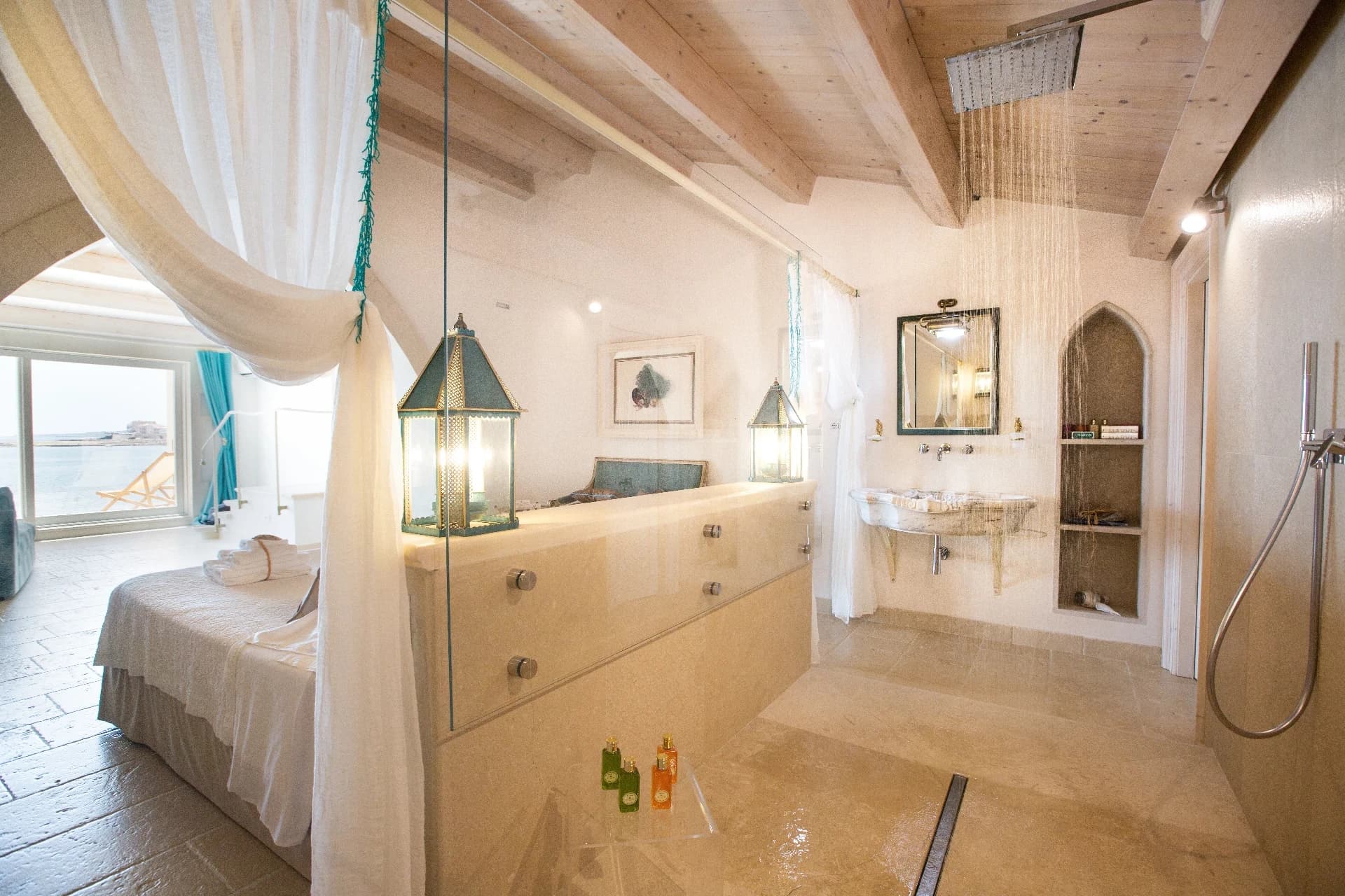 Suite Waves Room — 17